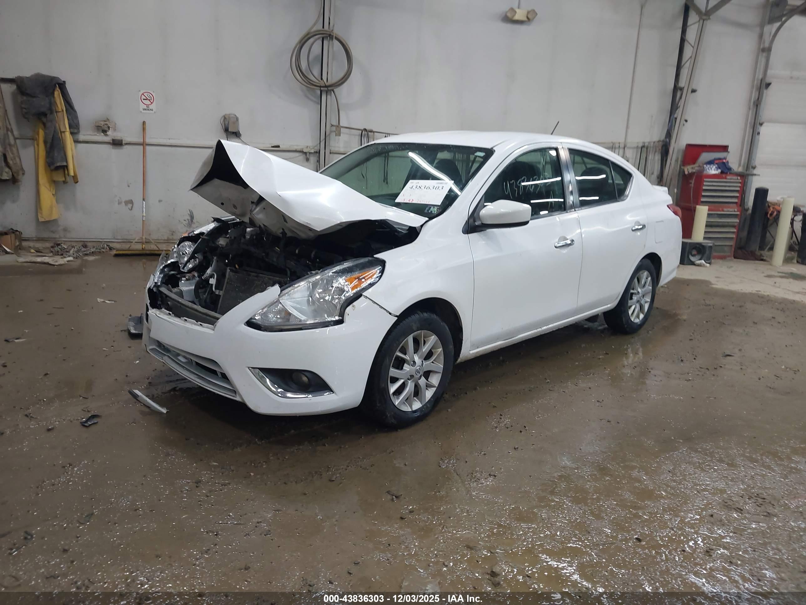 NISSAN VERSA image 2