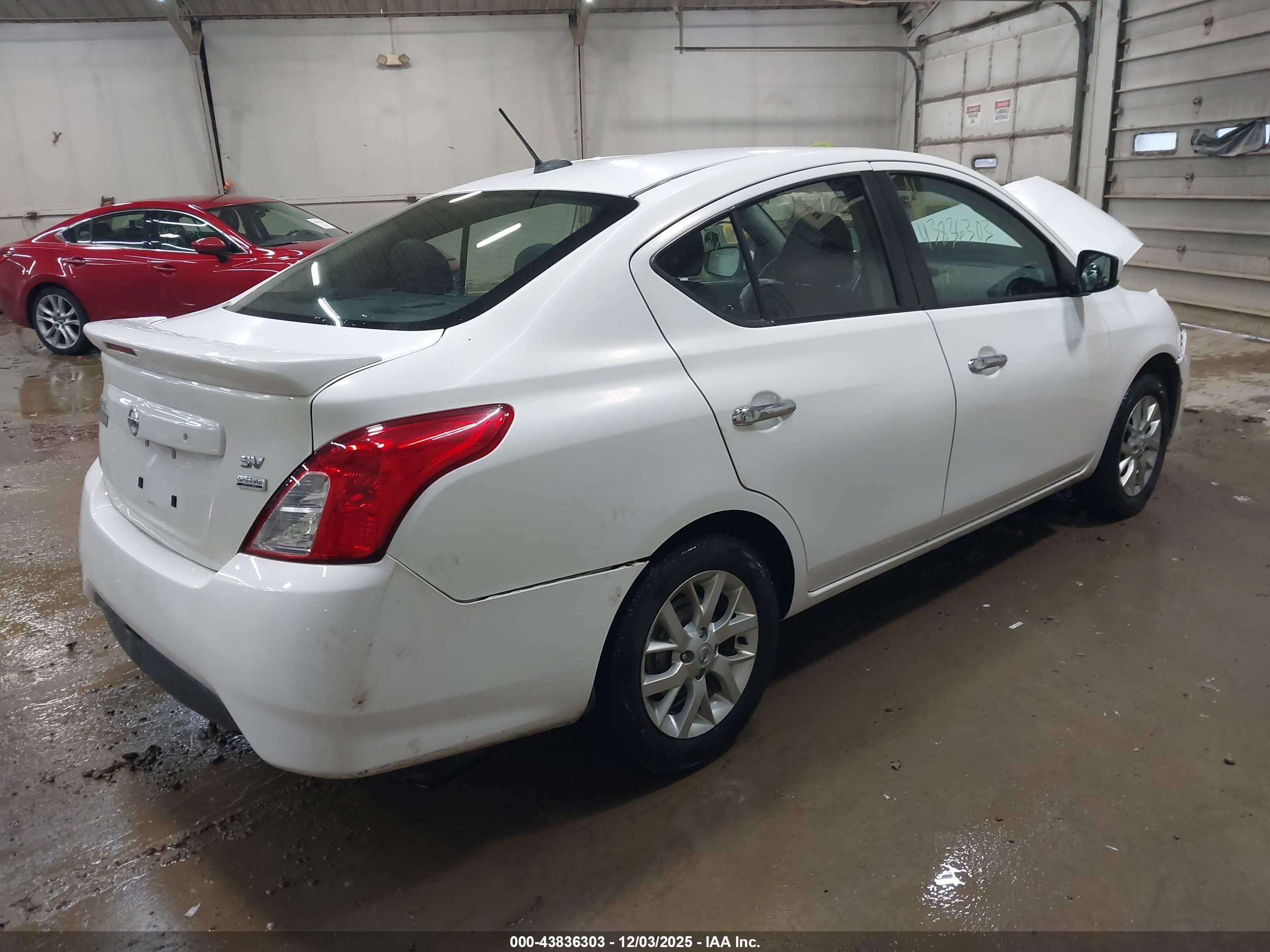 NISSAN VERSA image 4