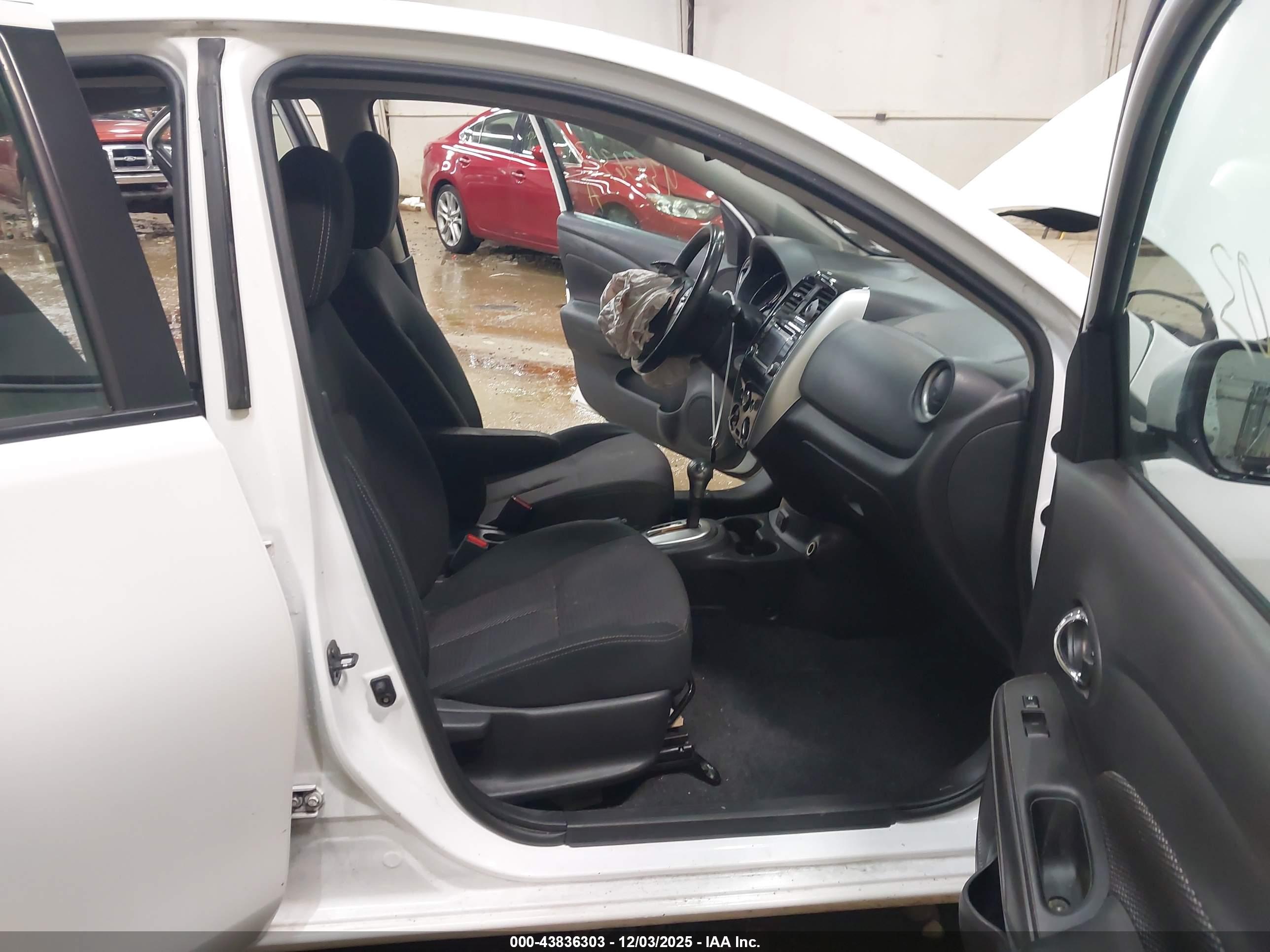 NISSAN VERSA image 5