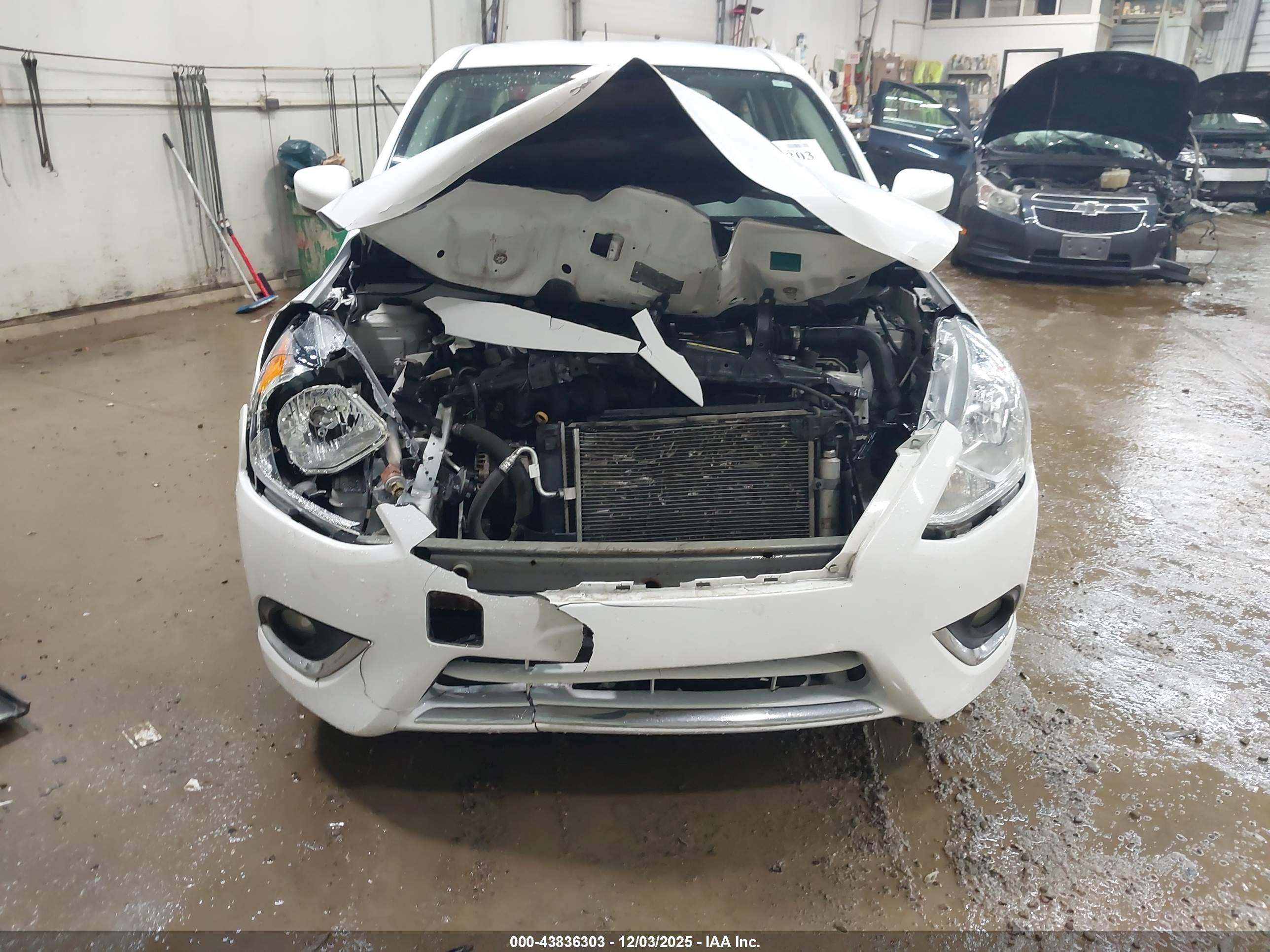 NISSAN VERSA image 6