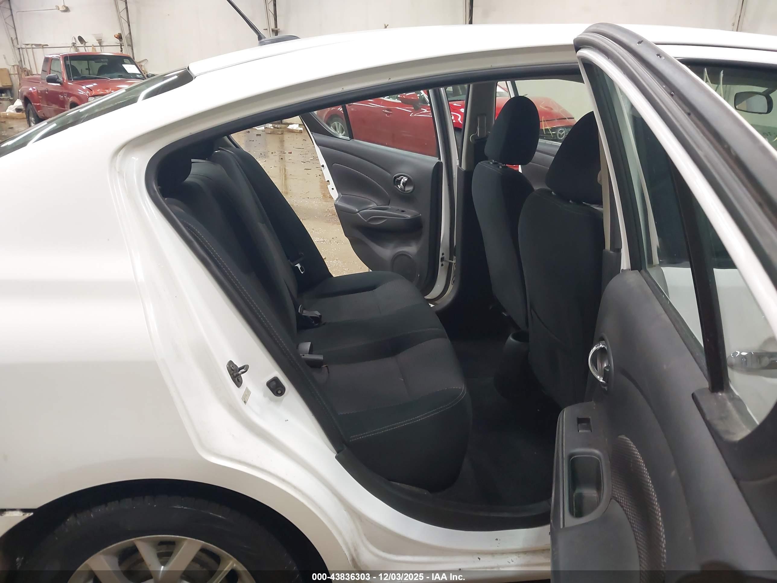 NISSAN VERSA image 8