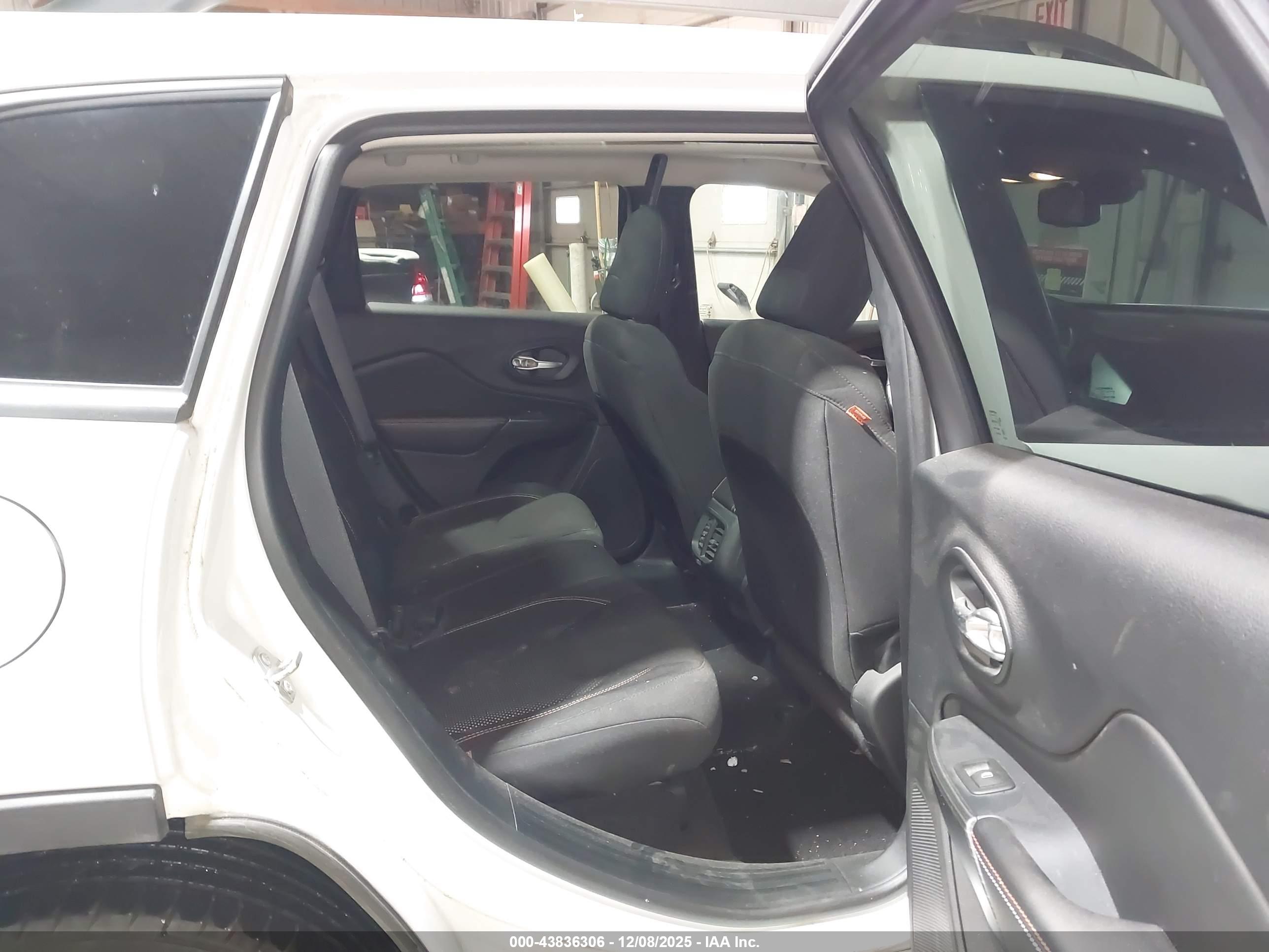 JEEP CHEROKEE image 8