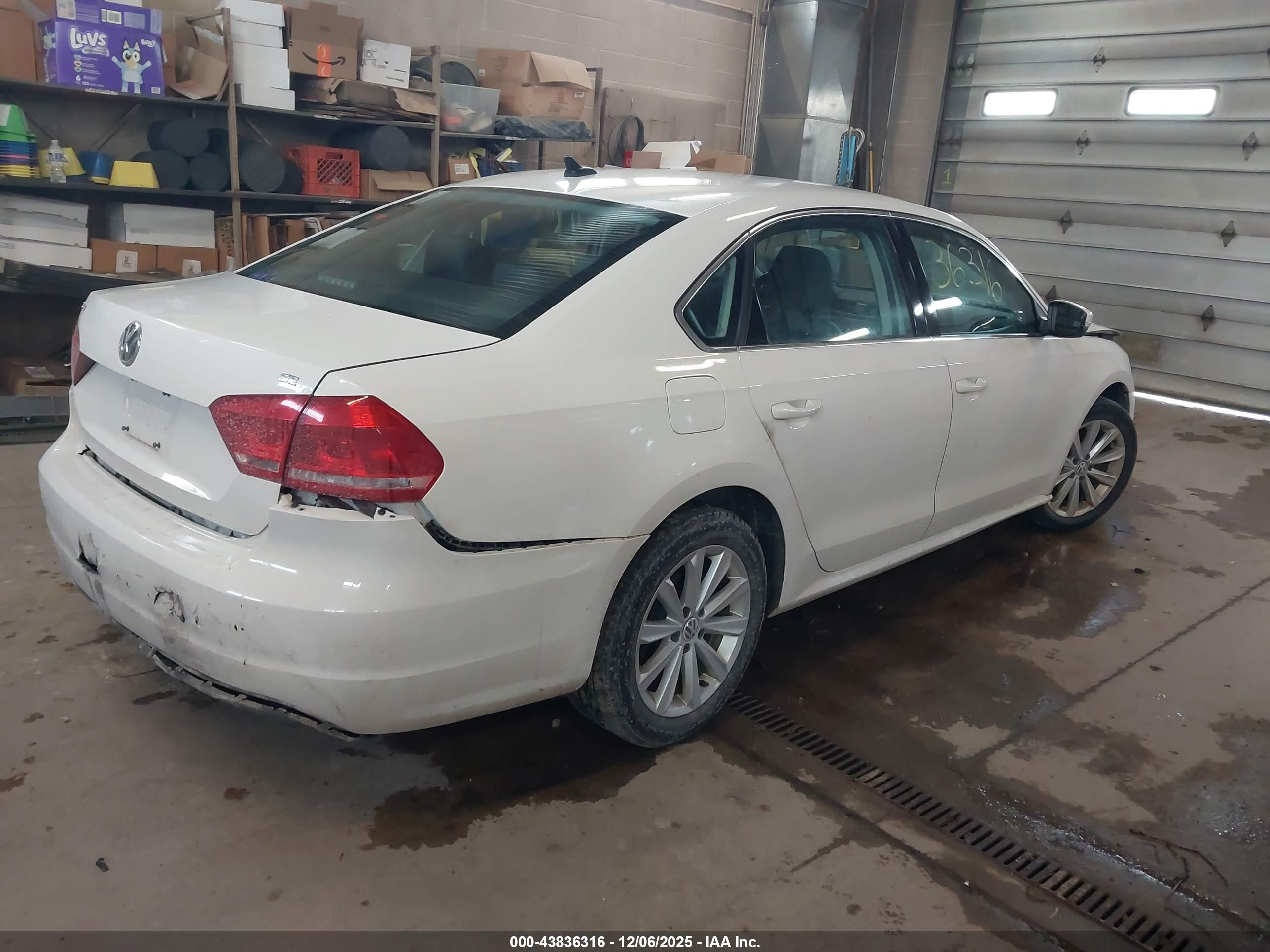VOLKSWAGEN PASSAT image 4
