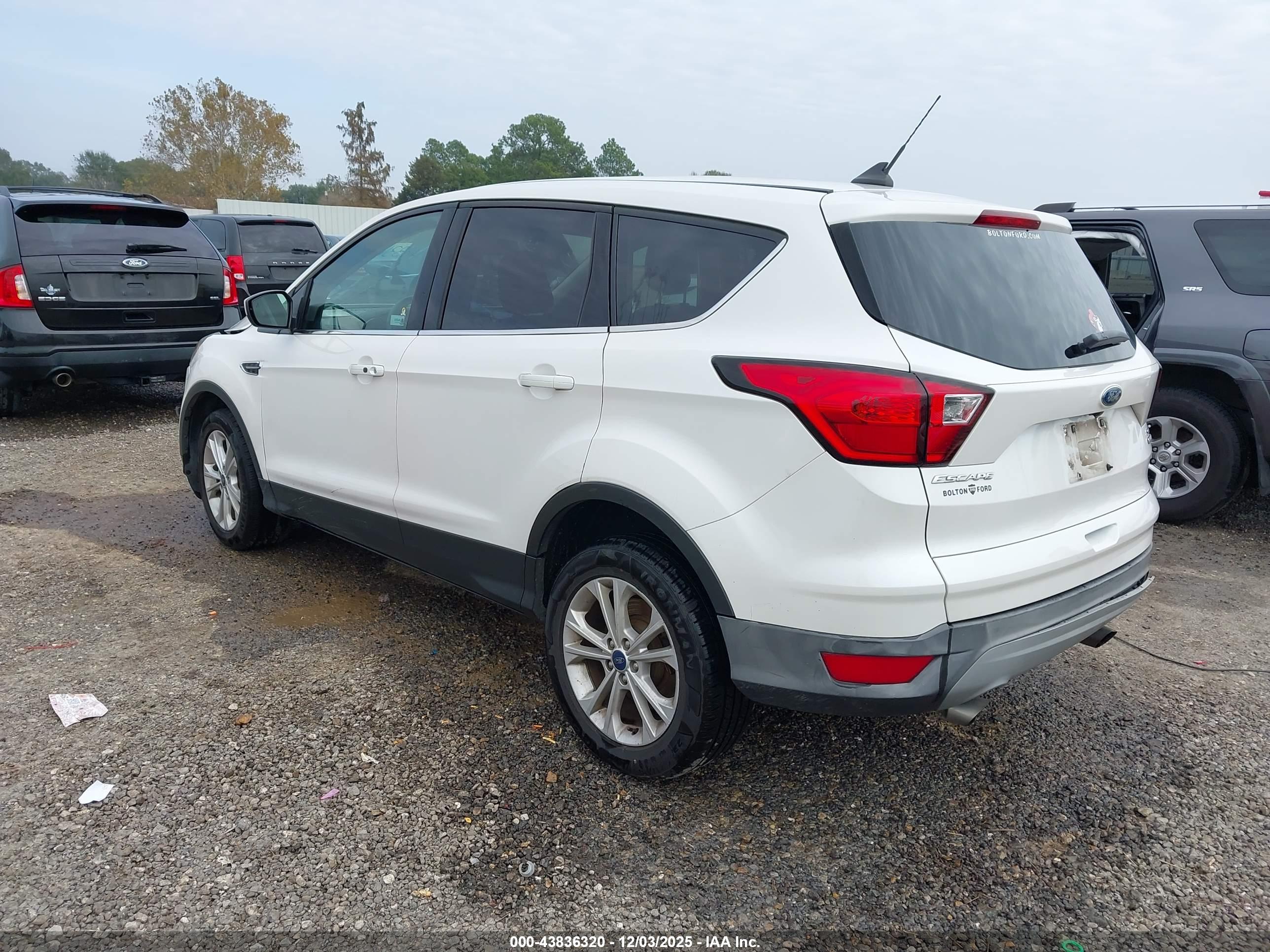 FORD ESCAPE image 3