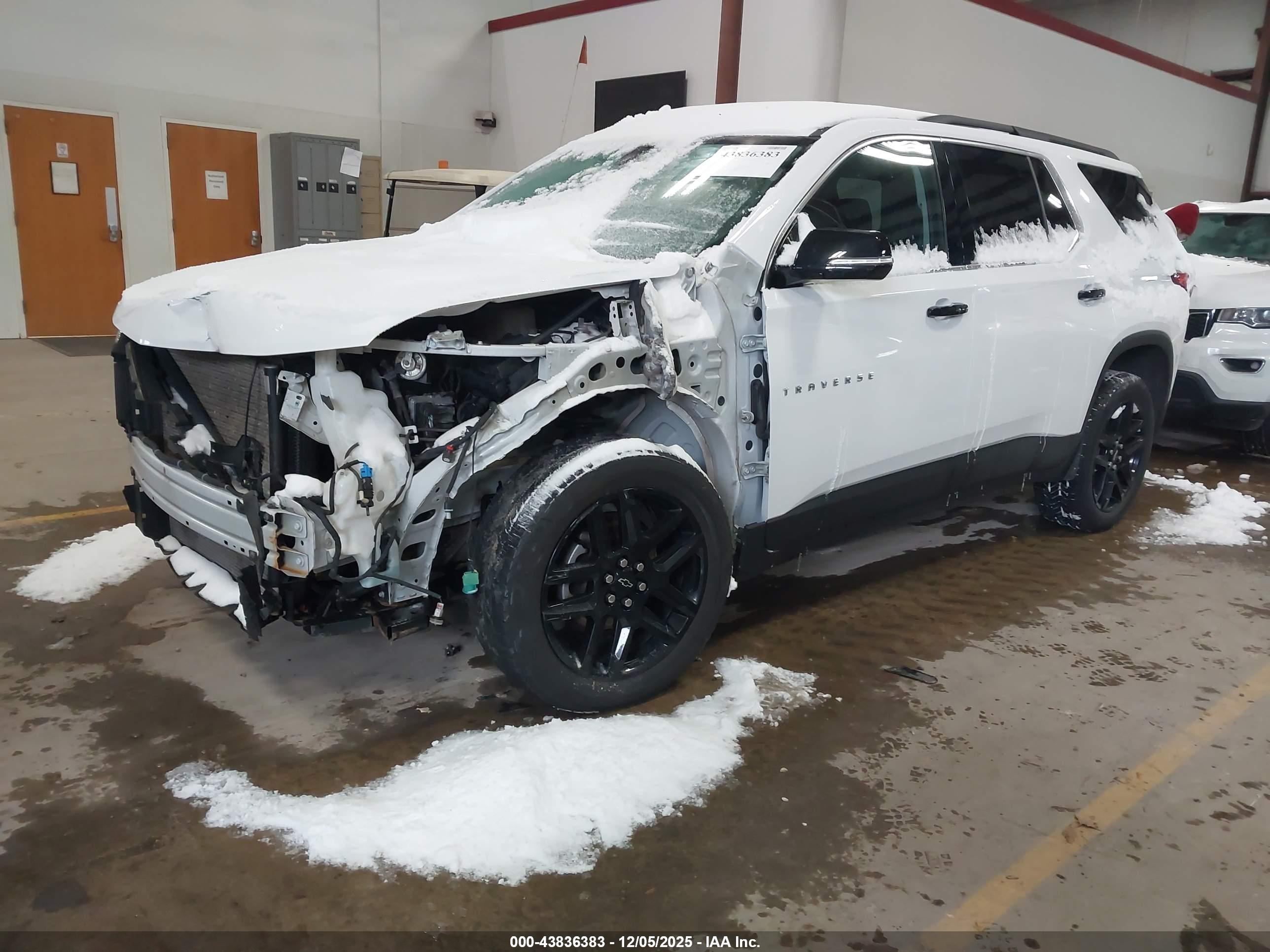 CHEVROLET TRAVERSE image 2