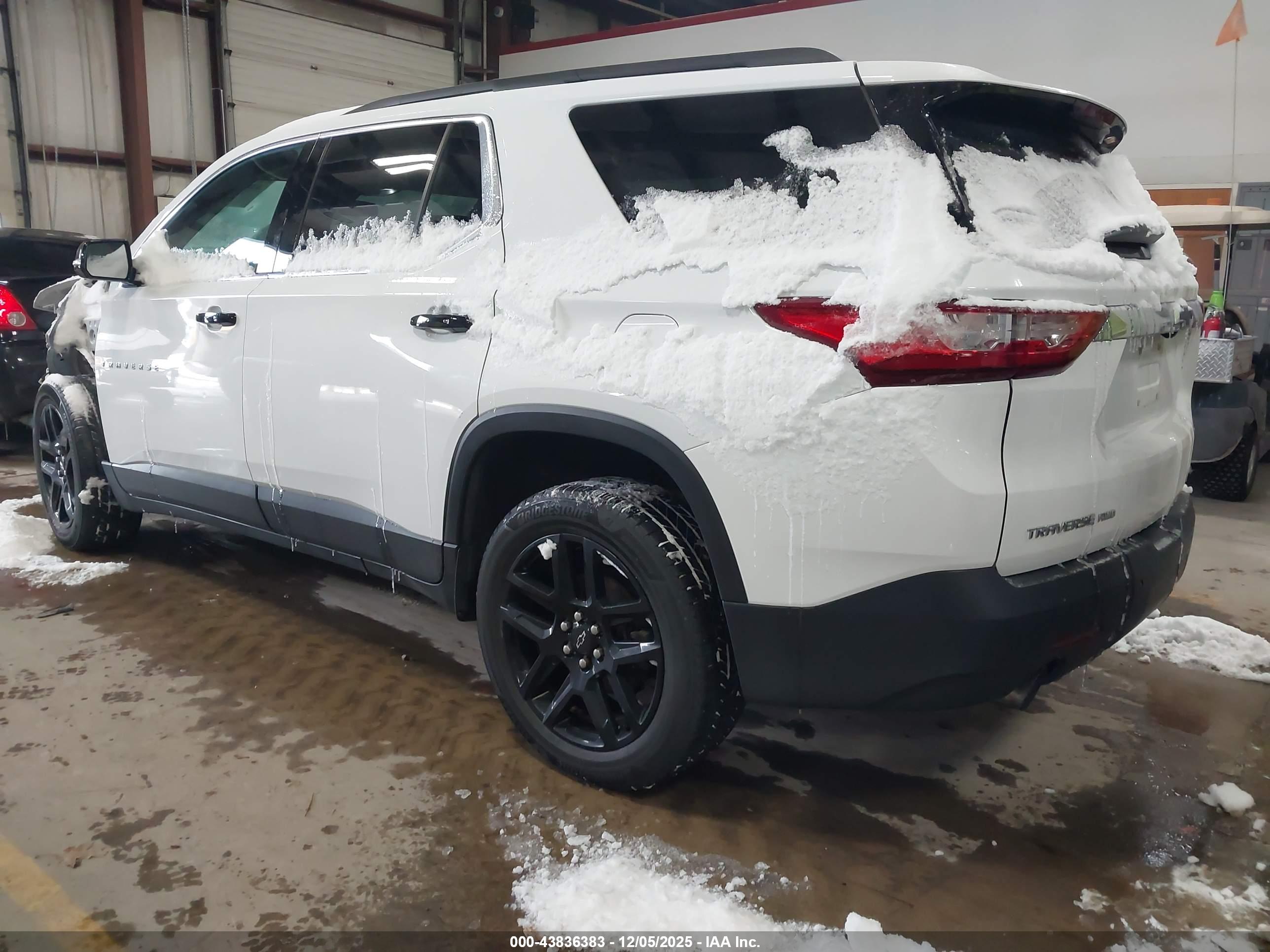 CHEVROLET TRAVERSE image 3