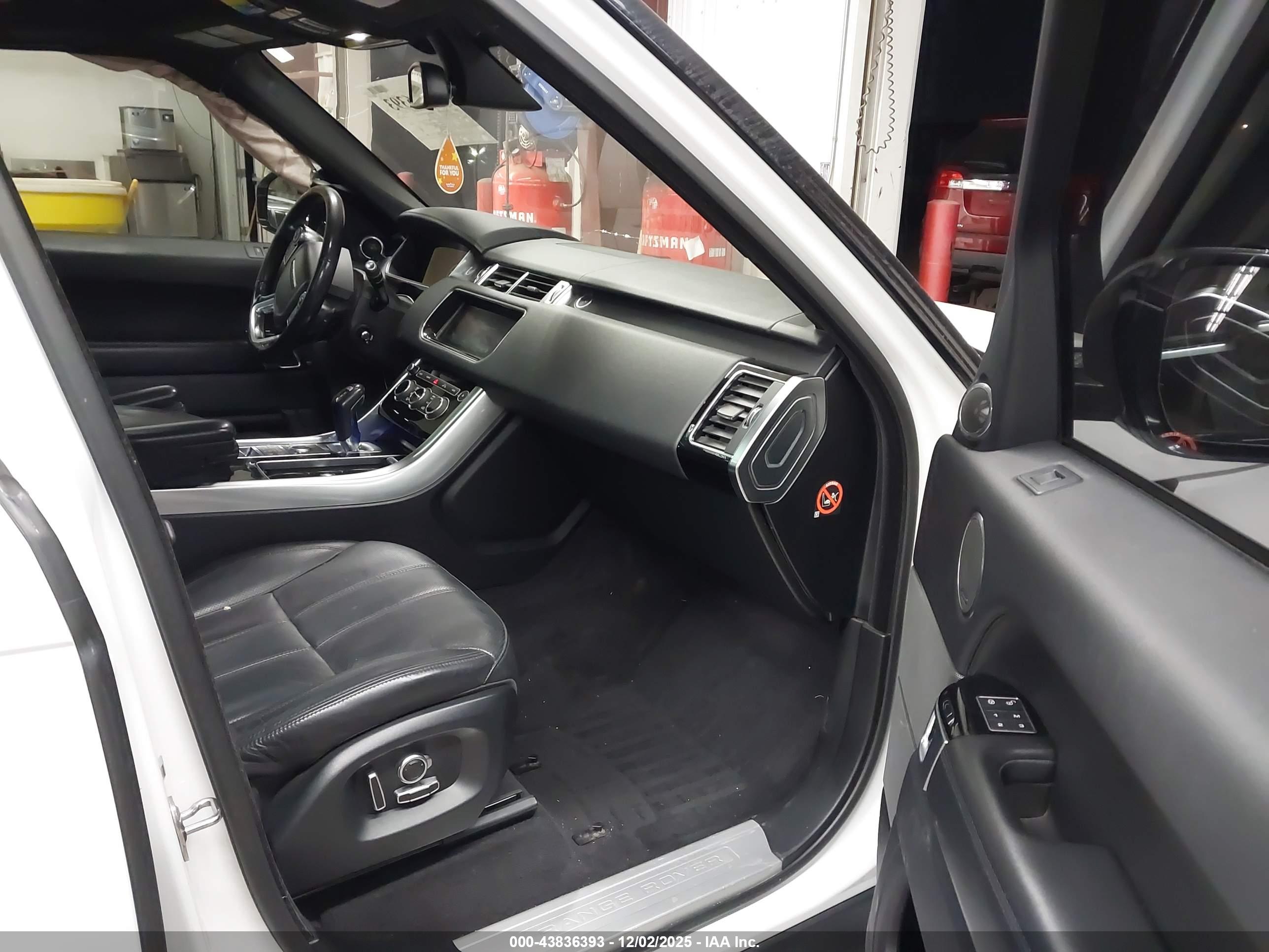 LAND ROVER image 5