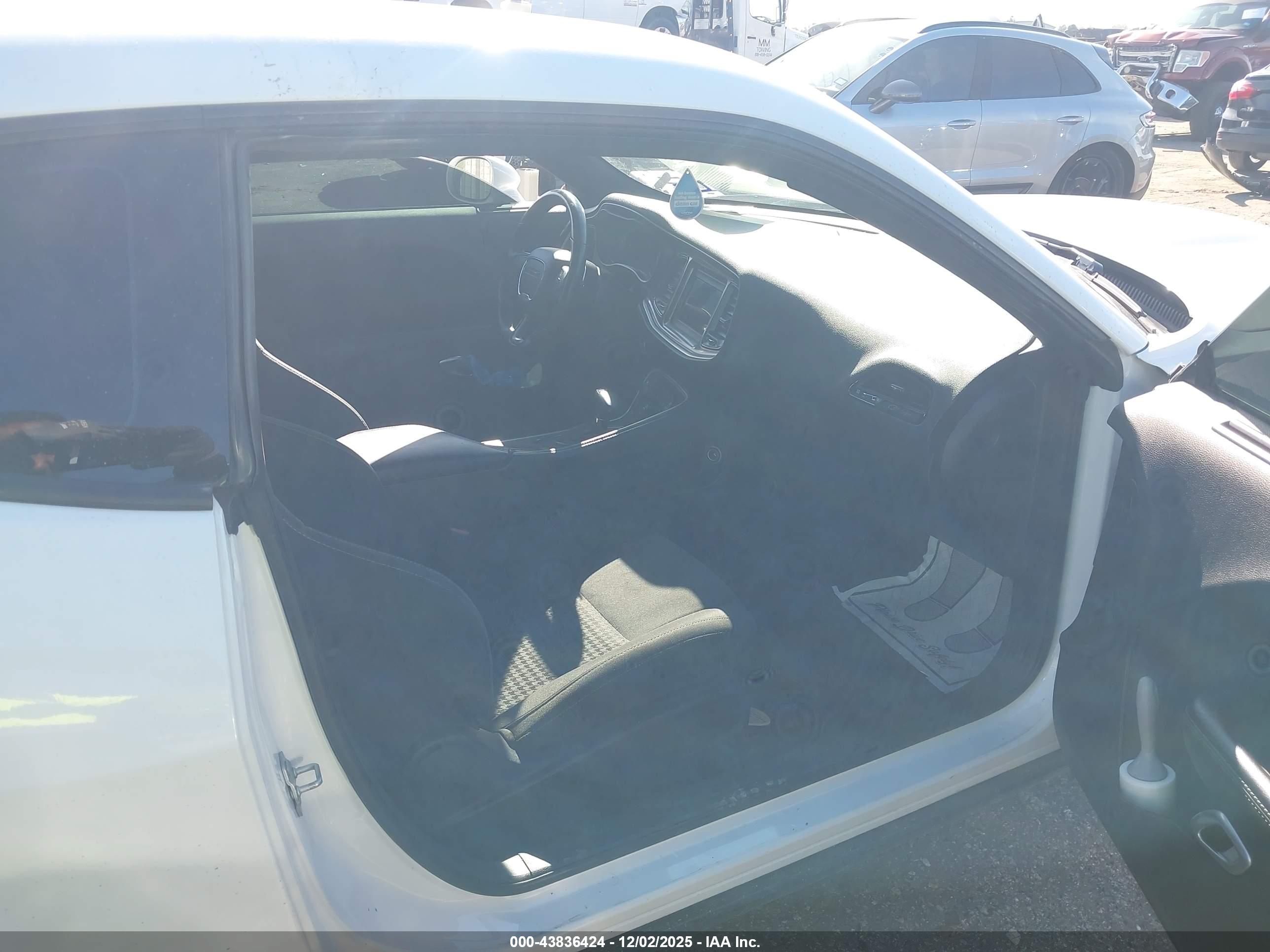 DODGE CHALLENGER image 5
