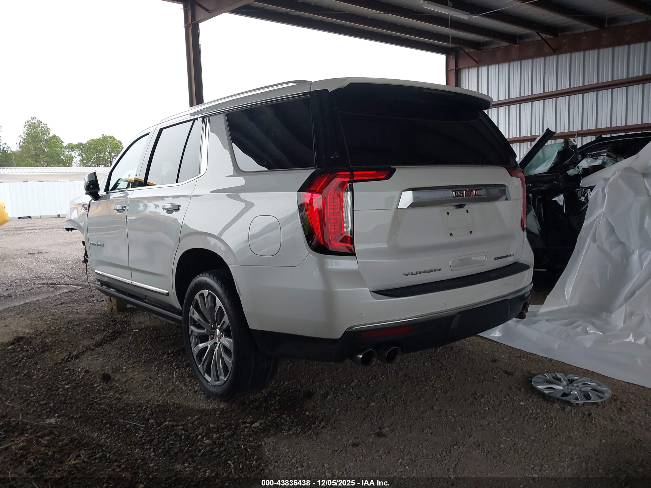 GMC YUKON image 3