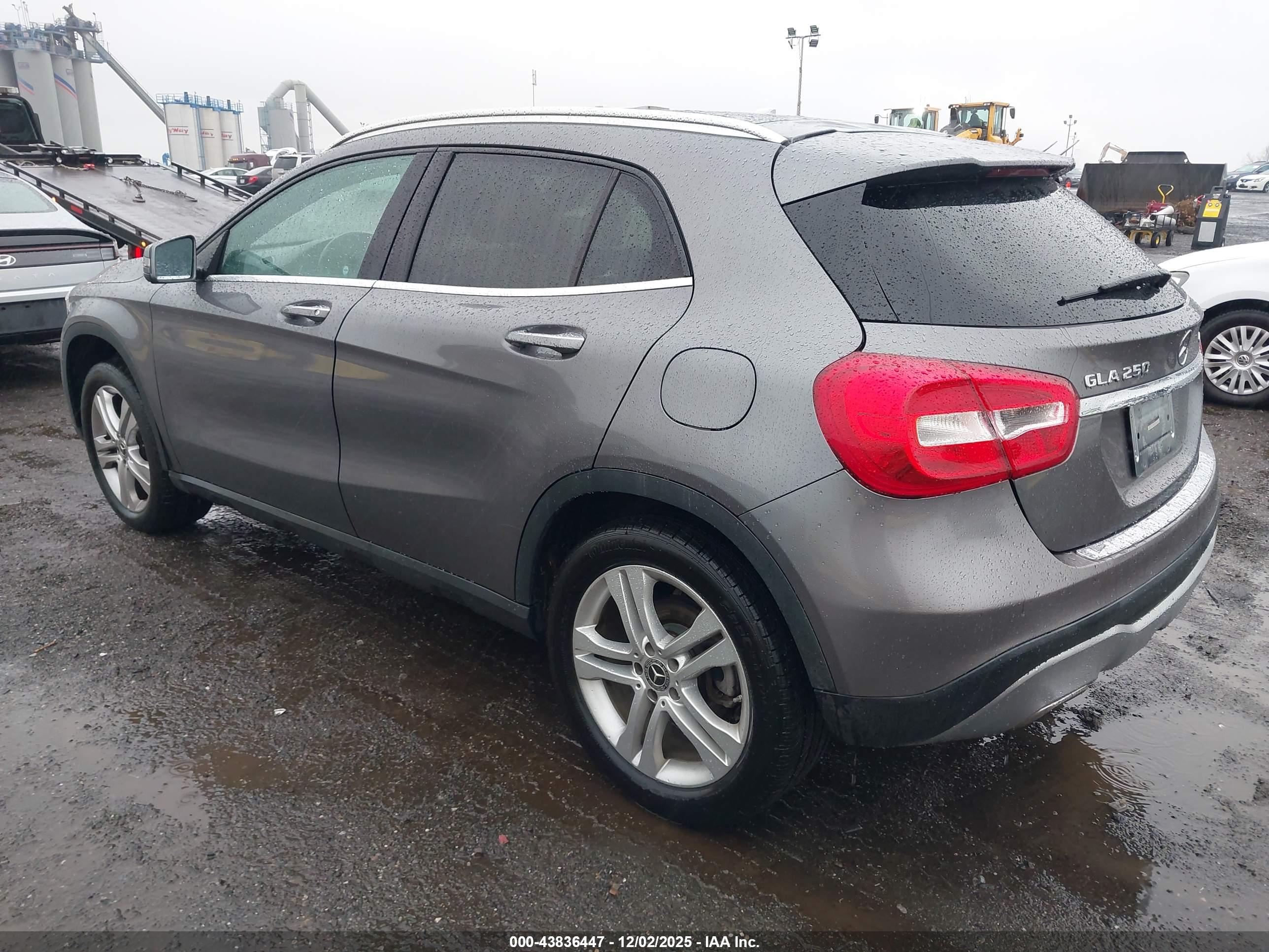 MERCEDES-BENZ GLA image 3