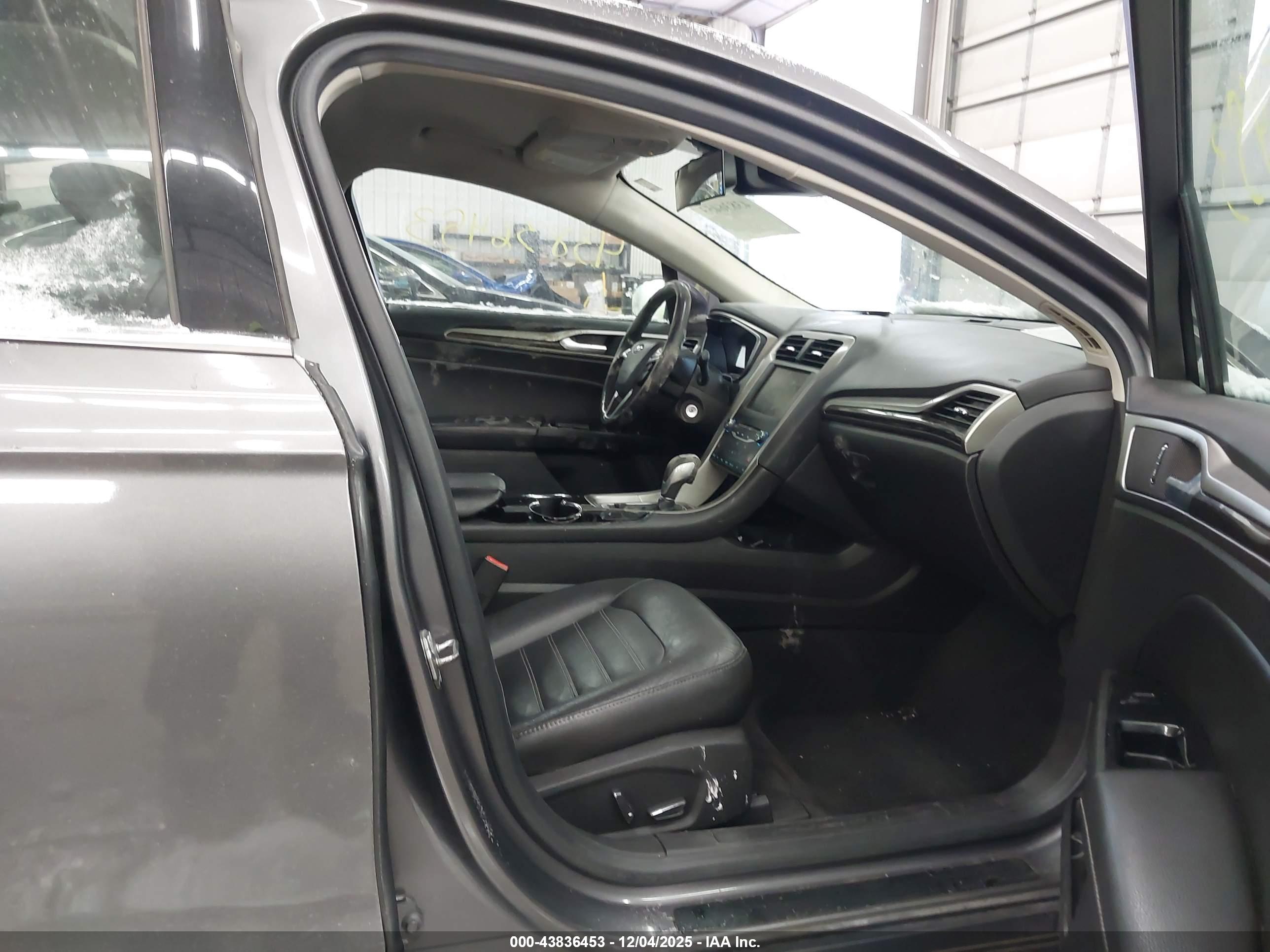 FORD FUSION image 5