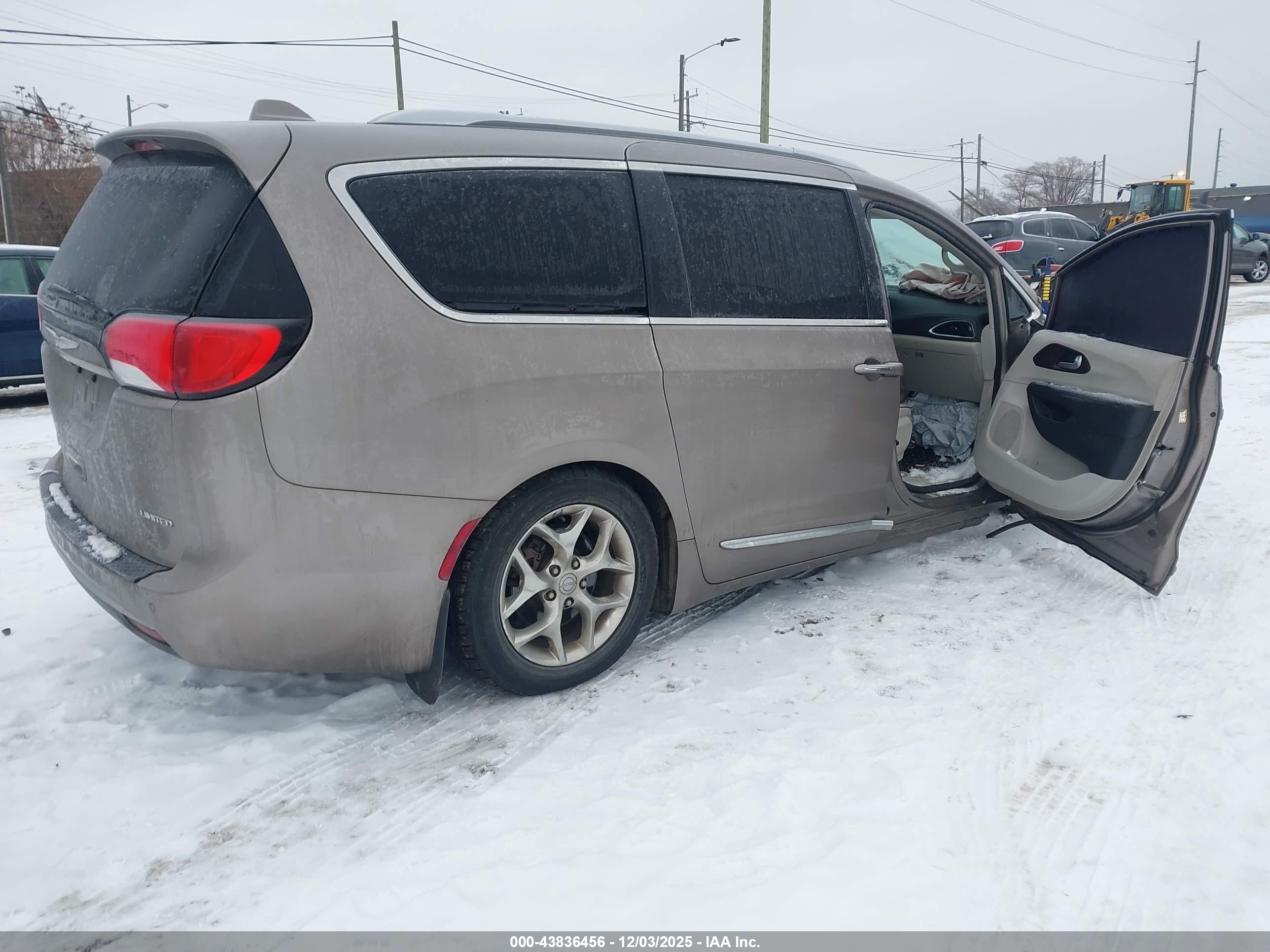 CHRYSLER PACIFICA image 4