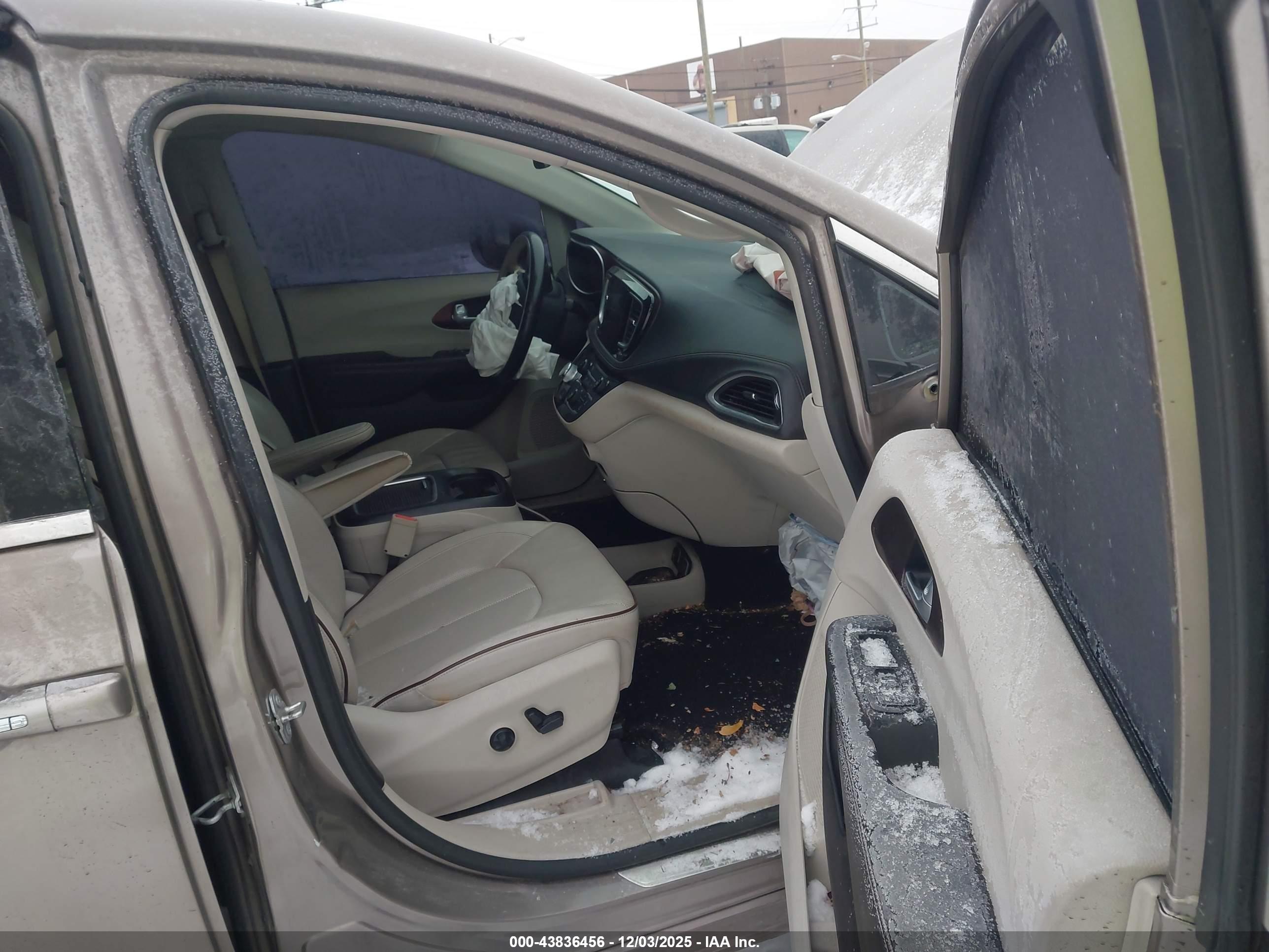 CHRYSLER PACIFICA image 5