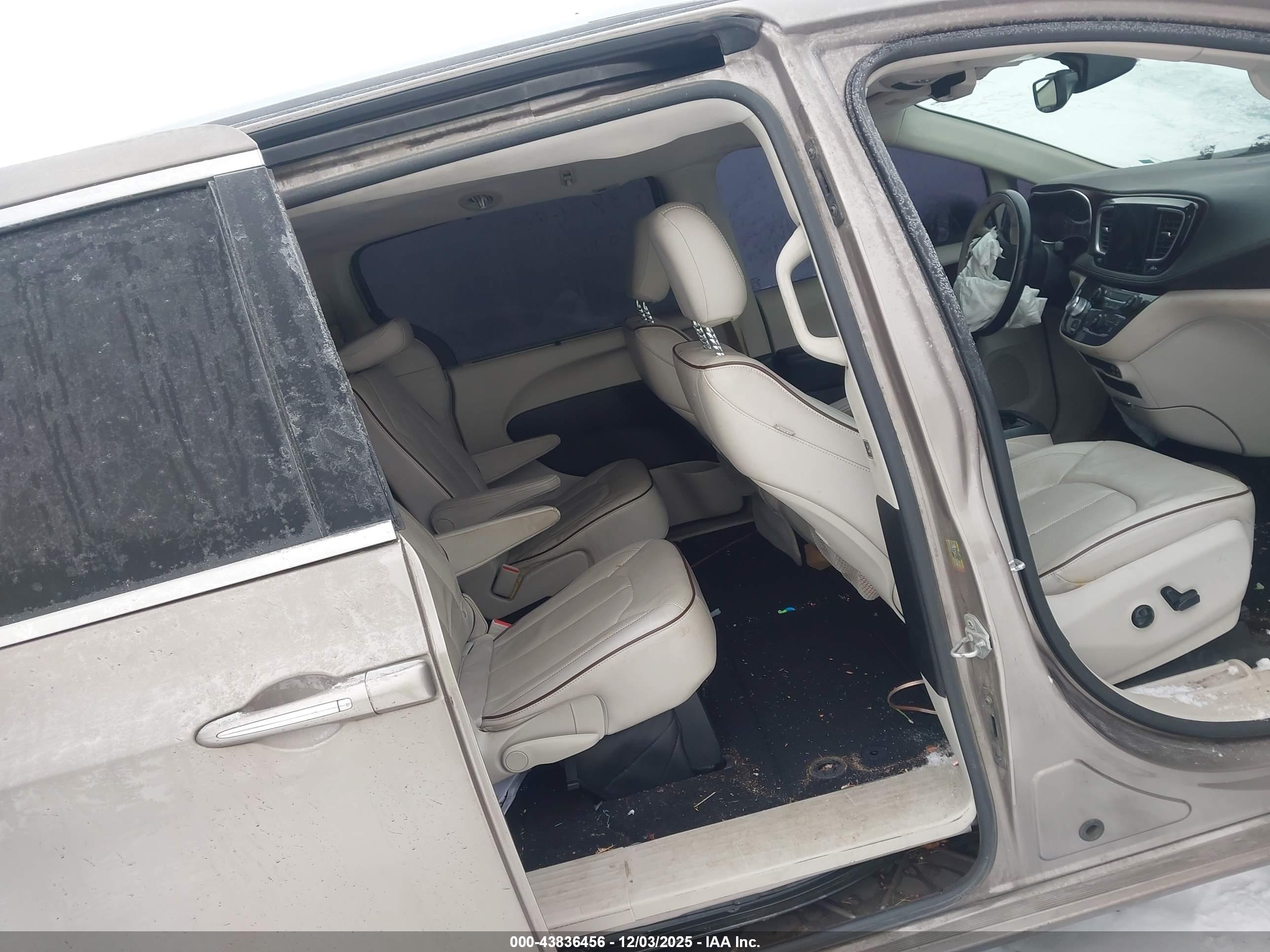 CHRYSLER PACIFICA image 8