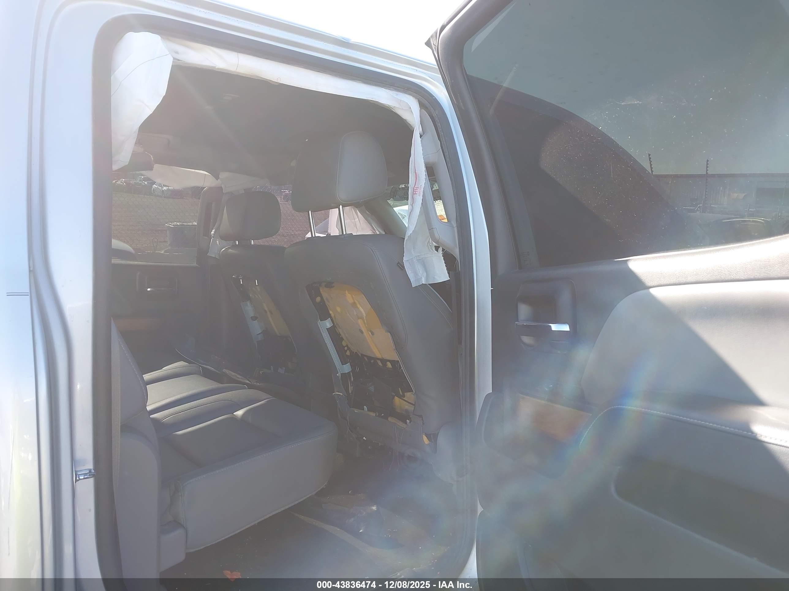 CHEVROLET SILVERADO image 8