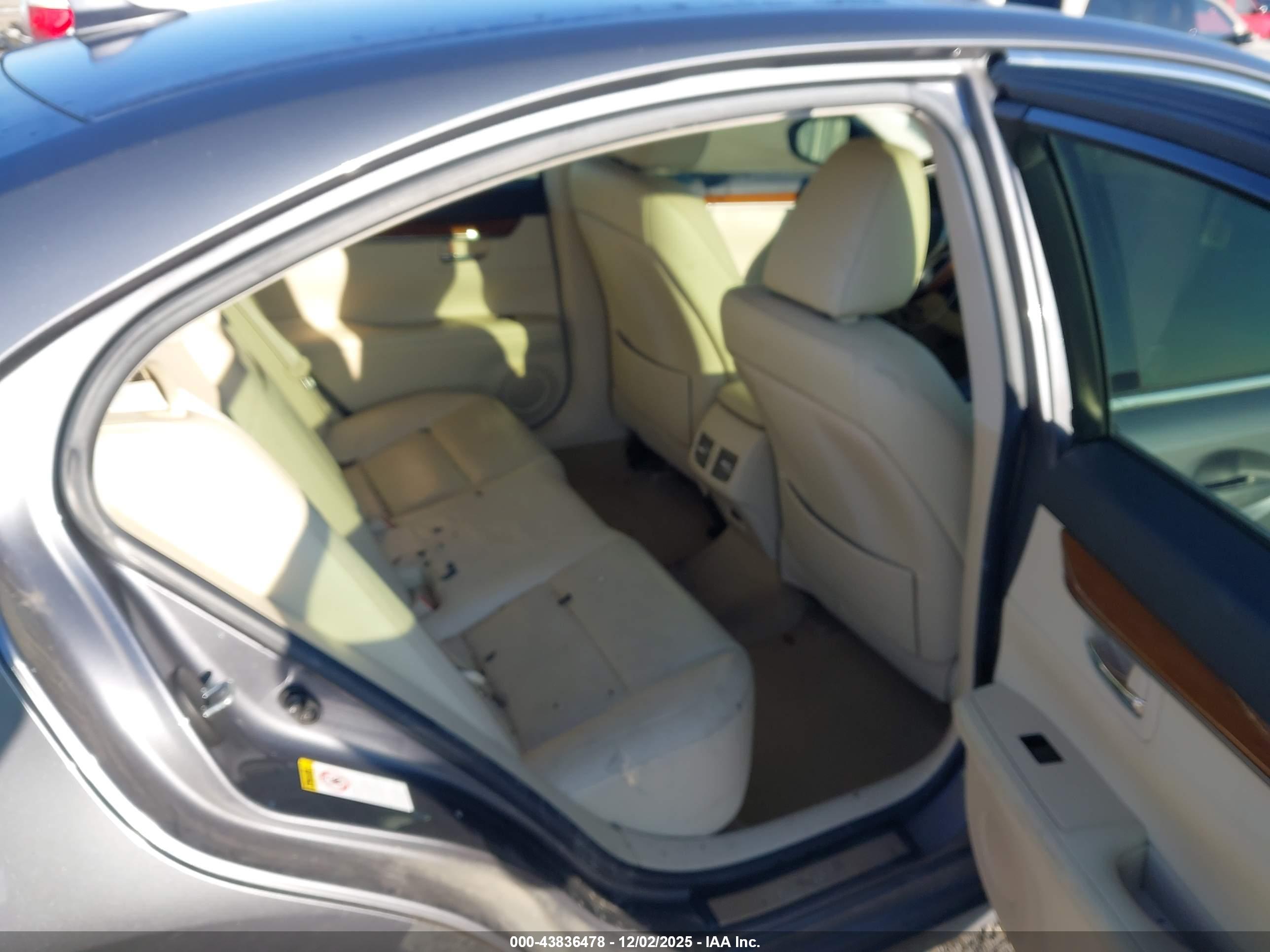 LEXUS ES image 8
