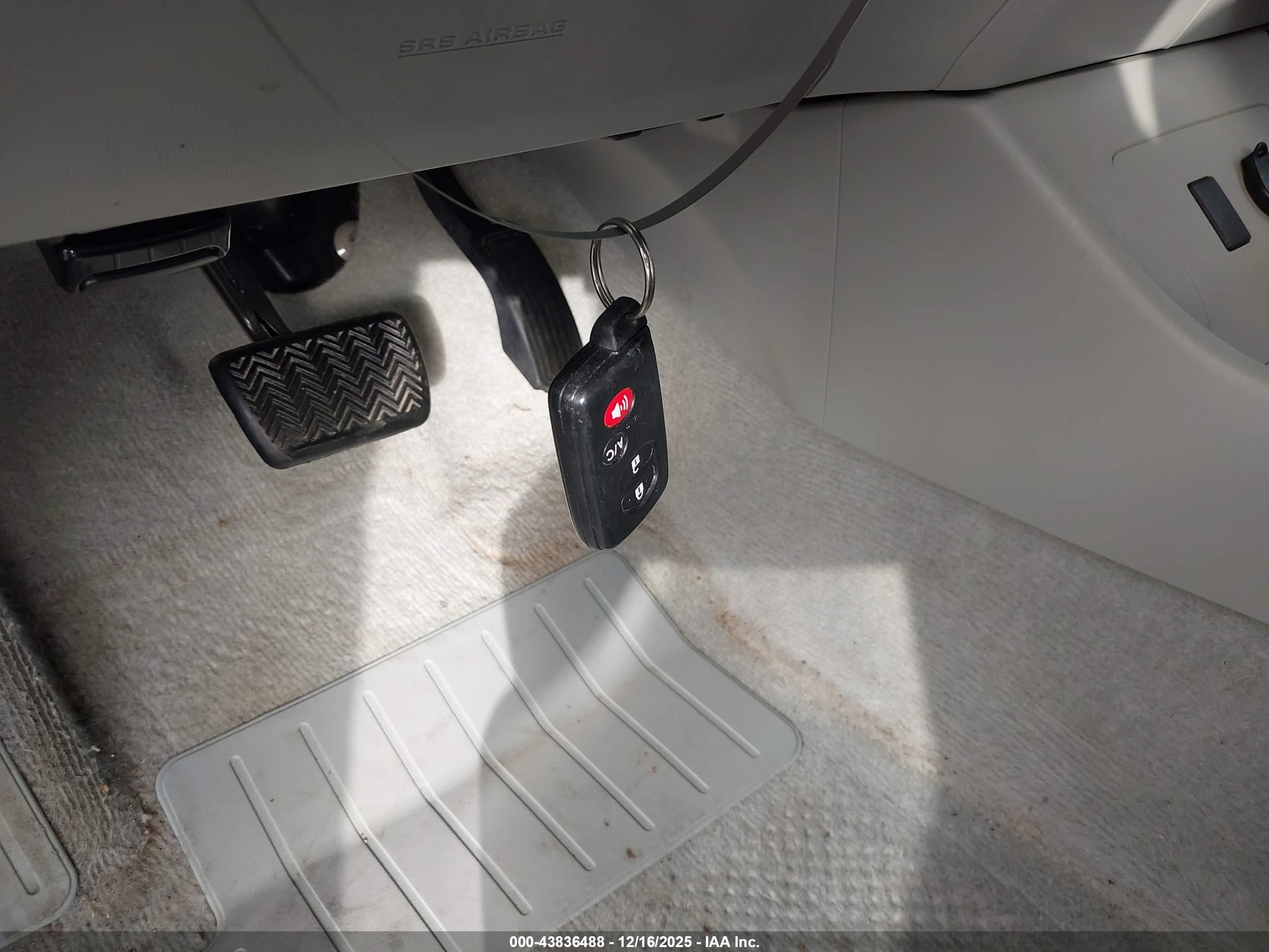 TOYOTA PRIUS image 11