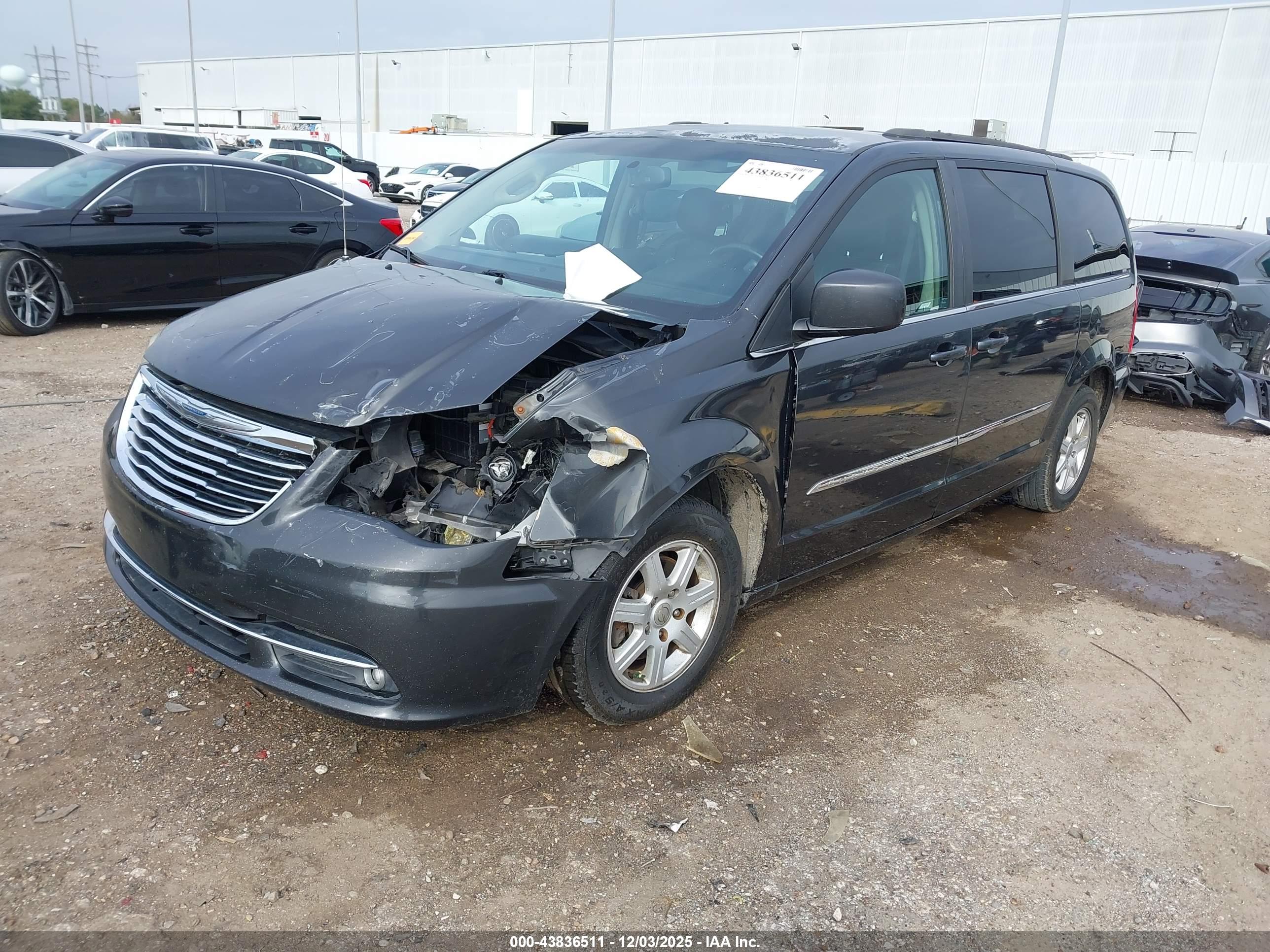 CHRYSLER TOWN image 2