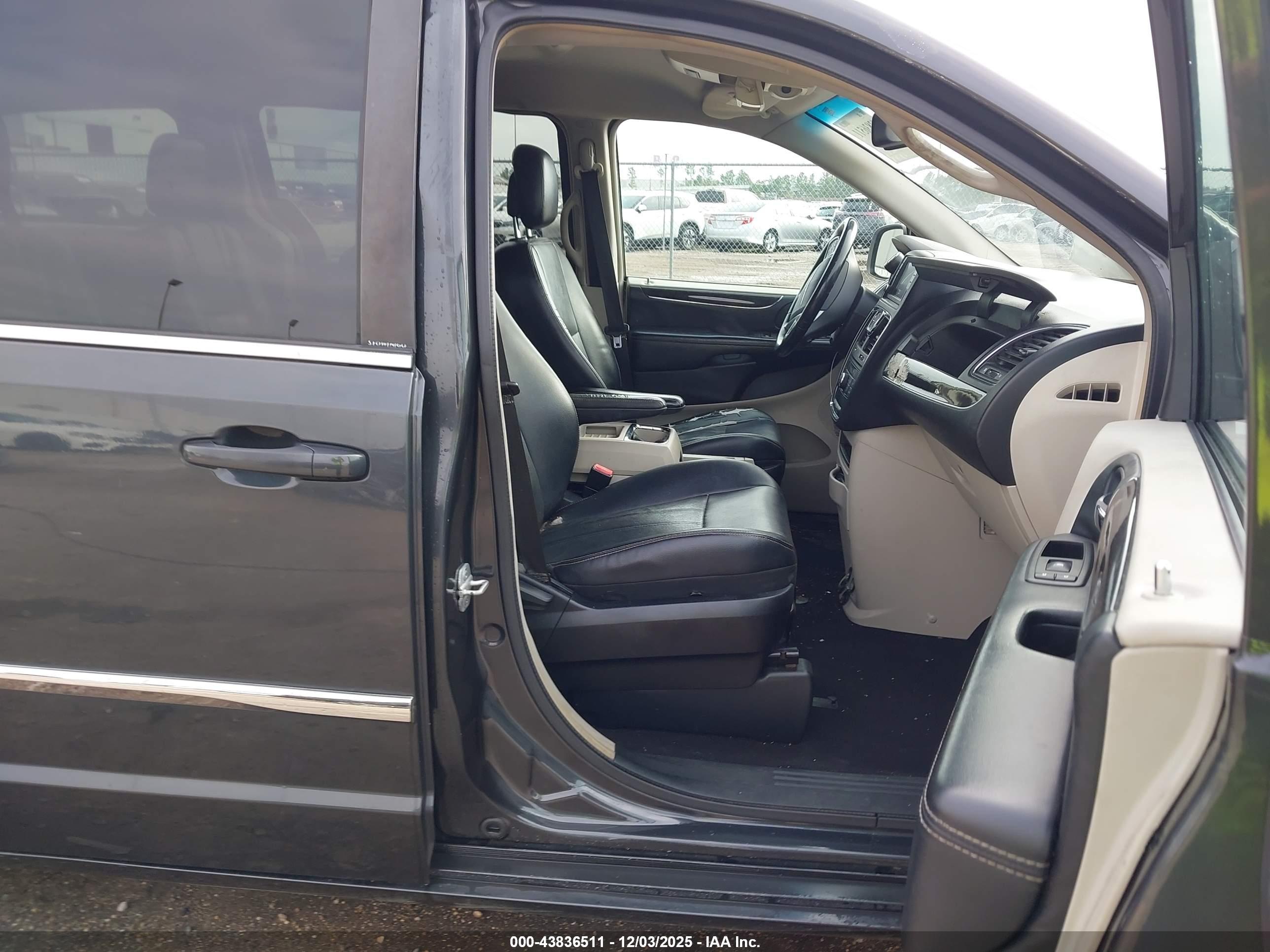 CHRYSLER TOWN image 5