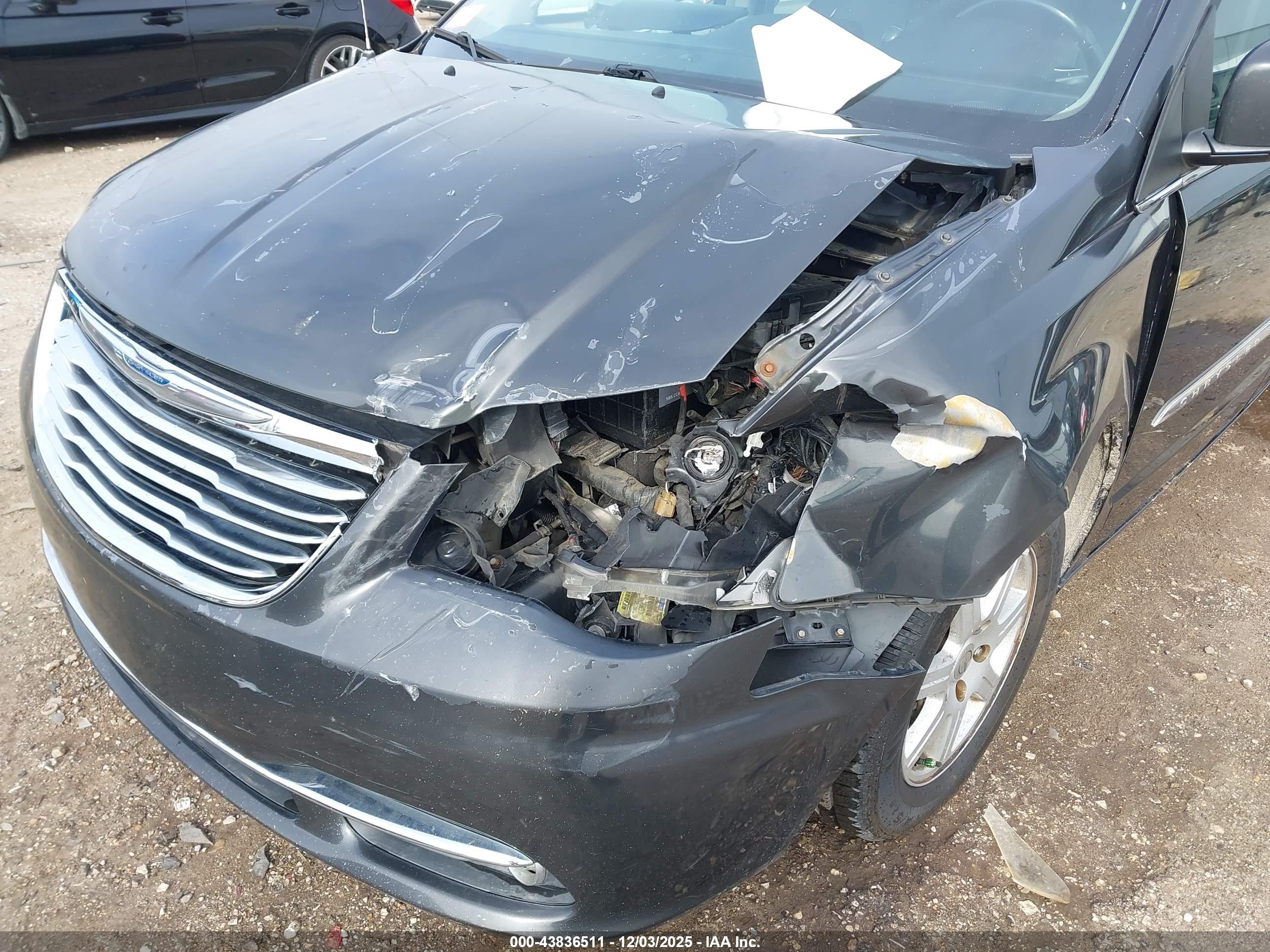 CHRYSLER TOWN image 6