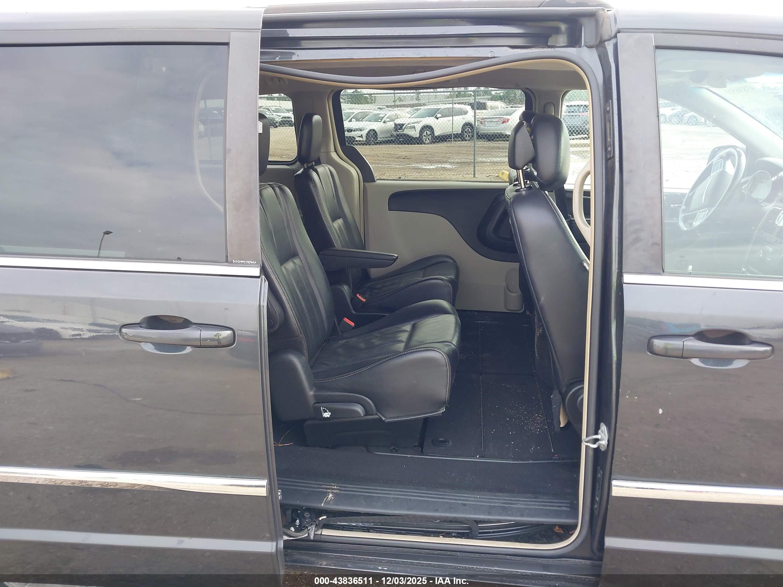 CHRYSLER TOWN image 8