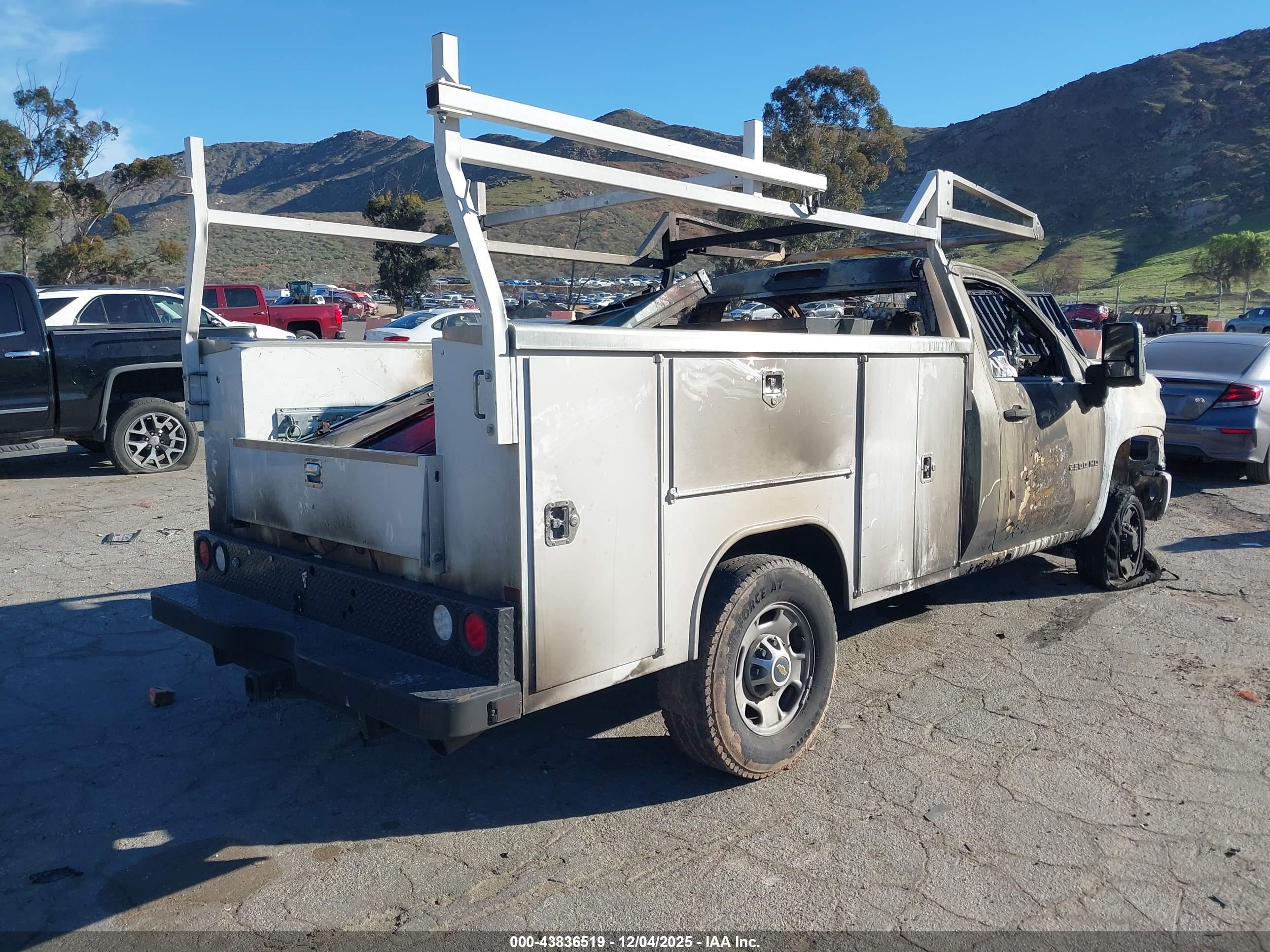 CHEVROLET SILVERADO image 4