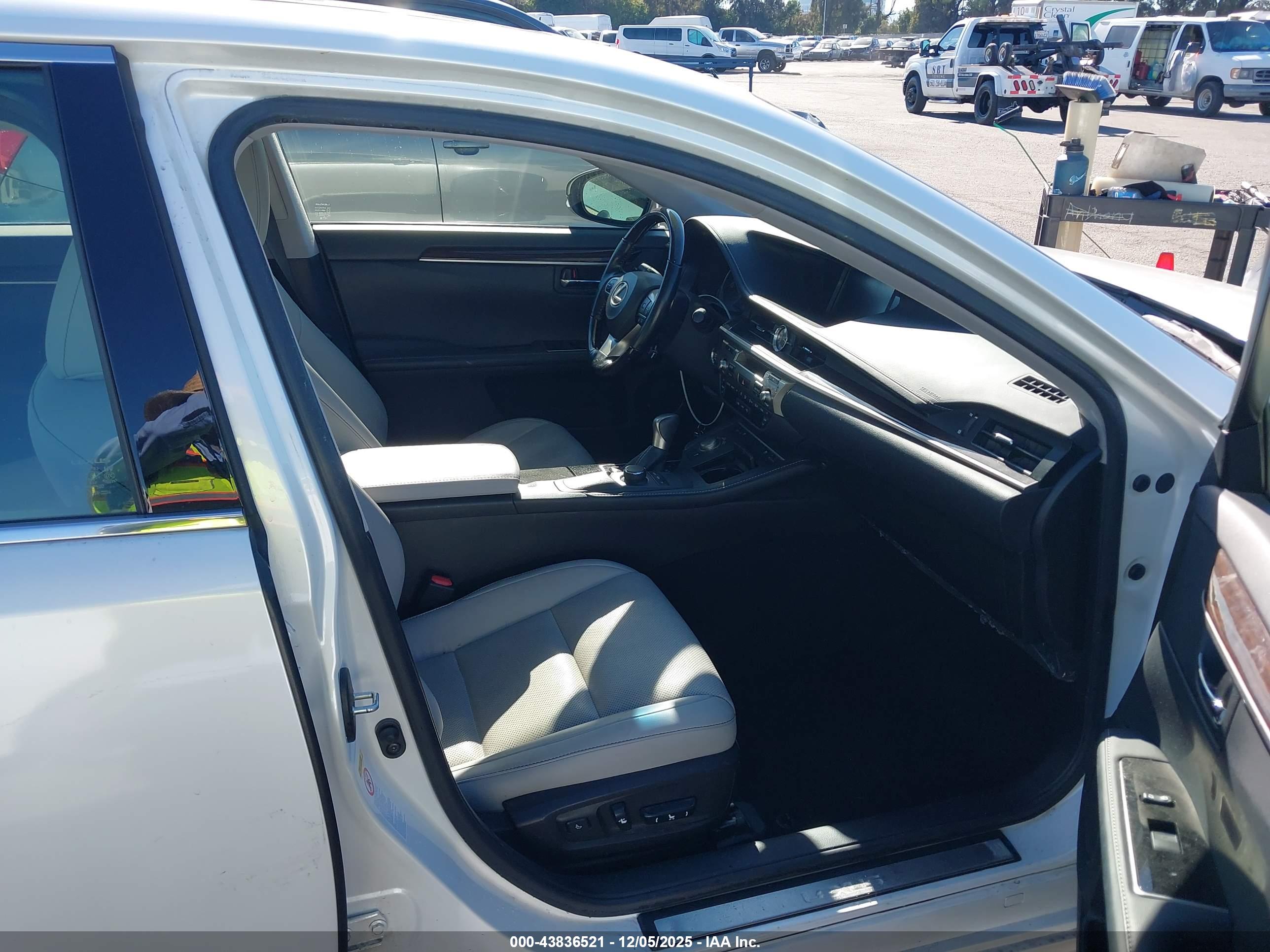 LEXUS ES image 5