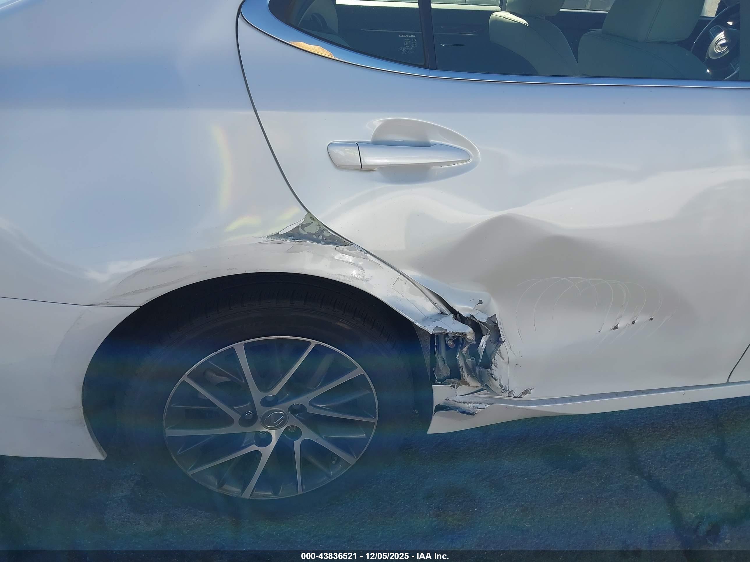 LEXUS ES image 6
