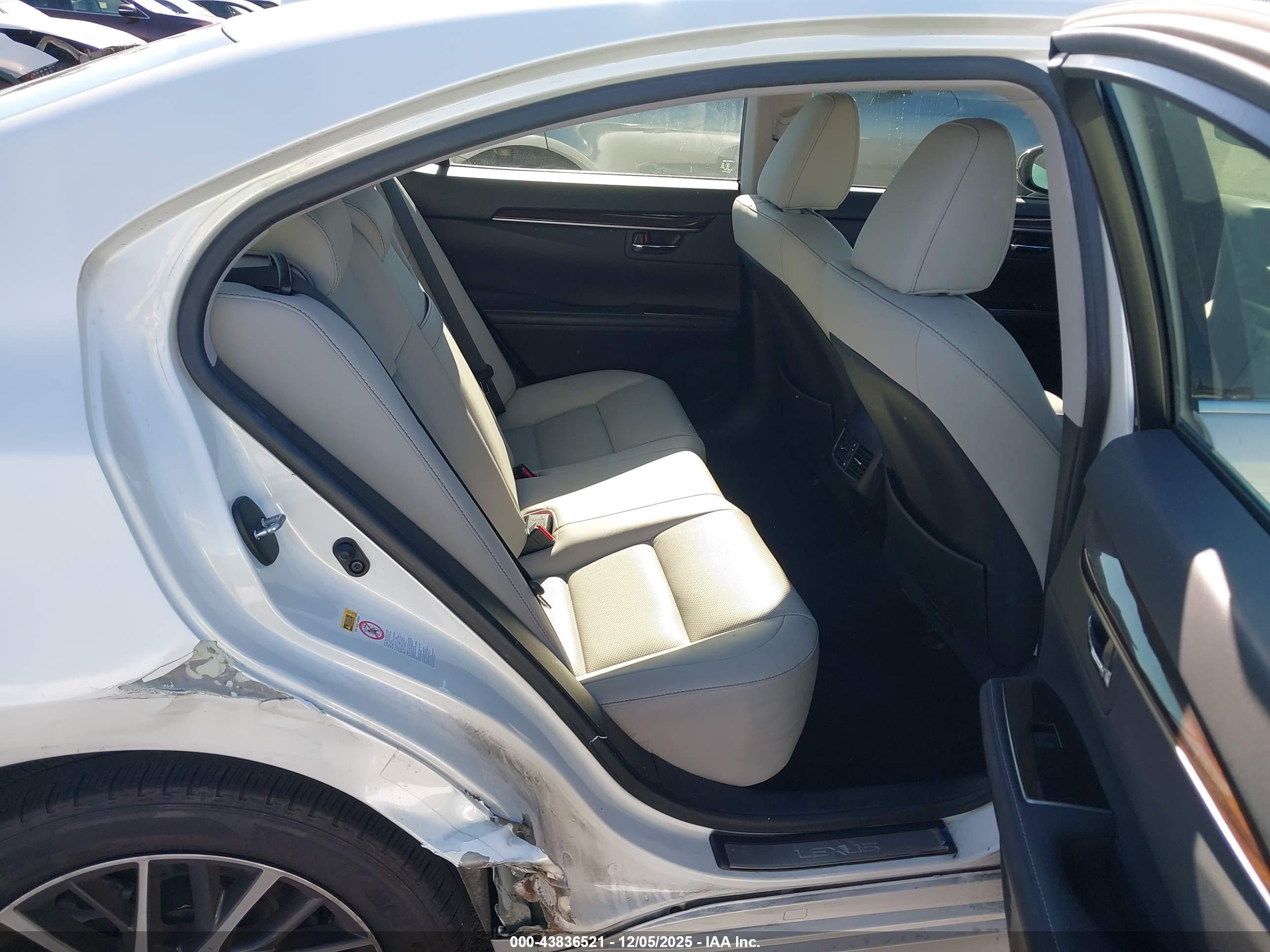 LEXUS ES image 8