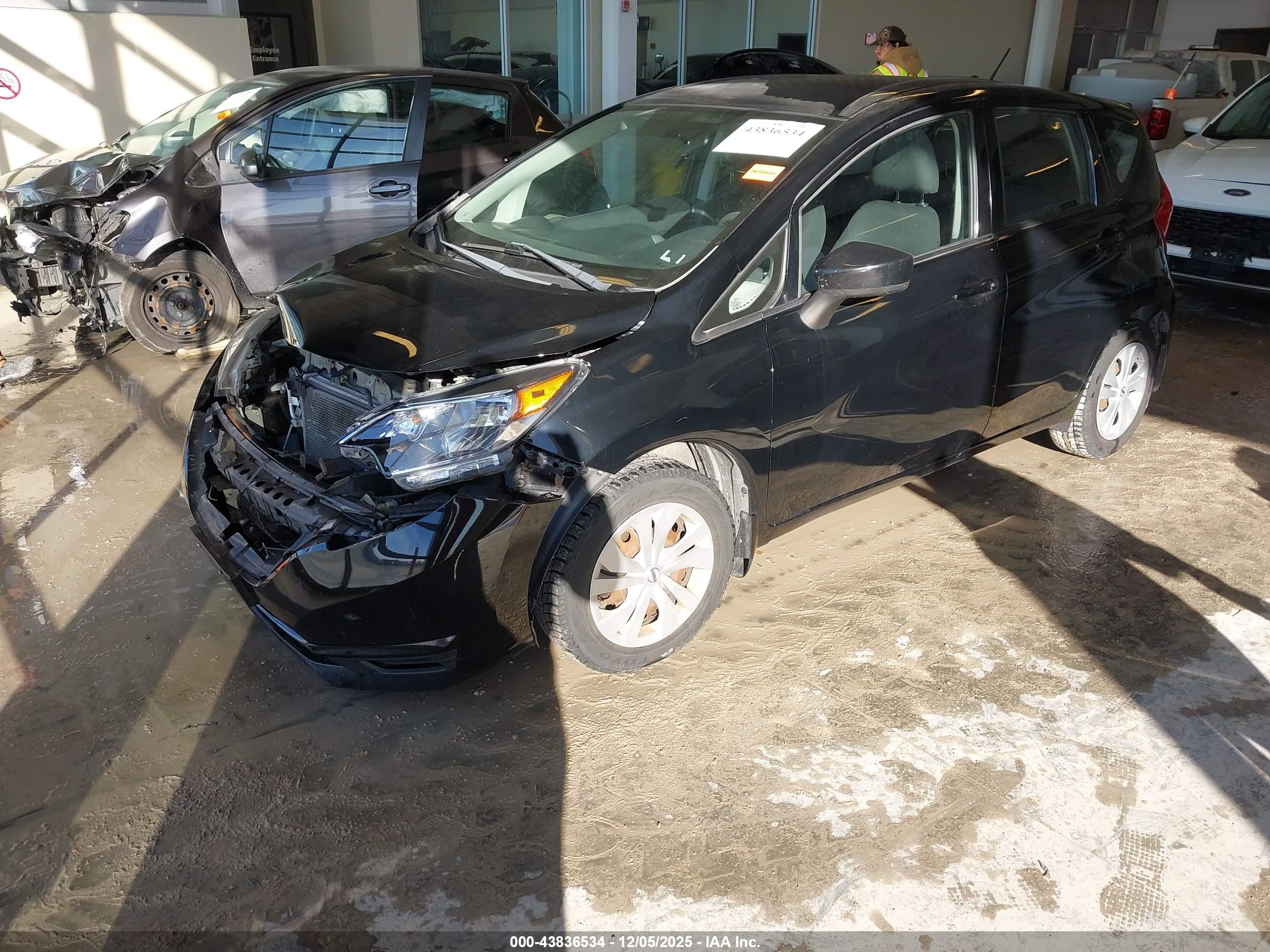 NISSAN VERSA image 2