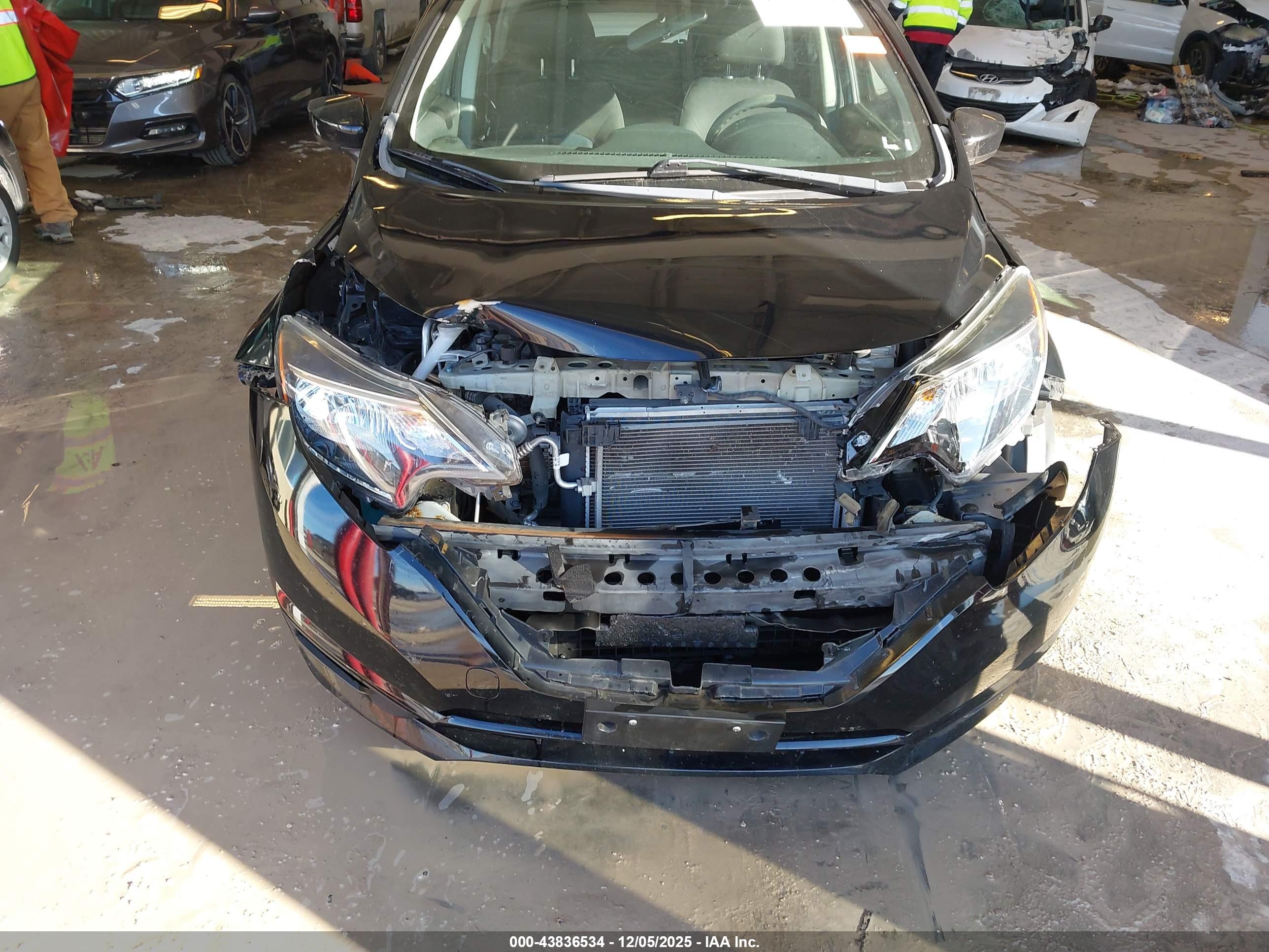 NISSAN VERSA image 6