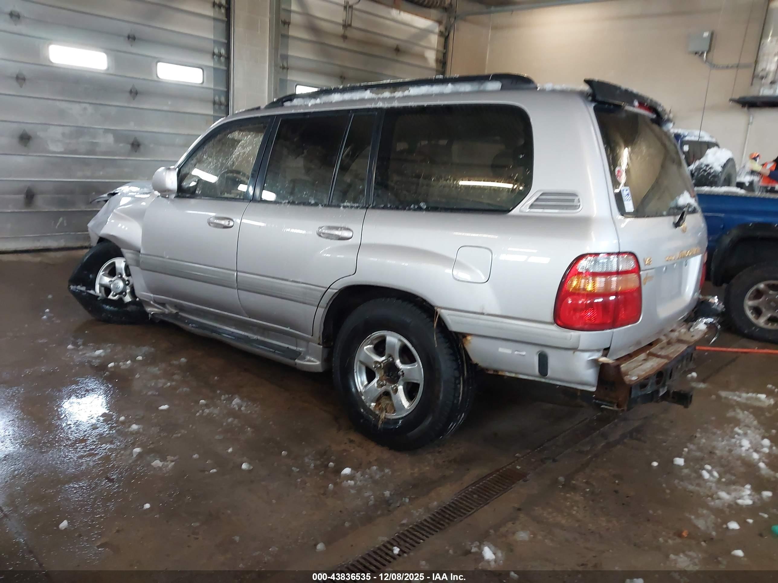 TOYOTA LAND image 3