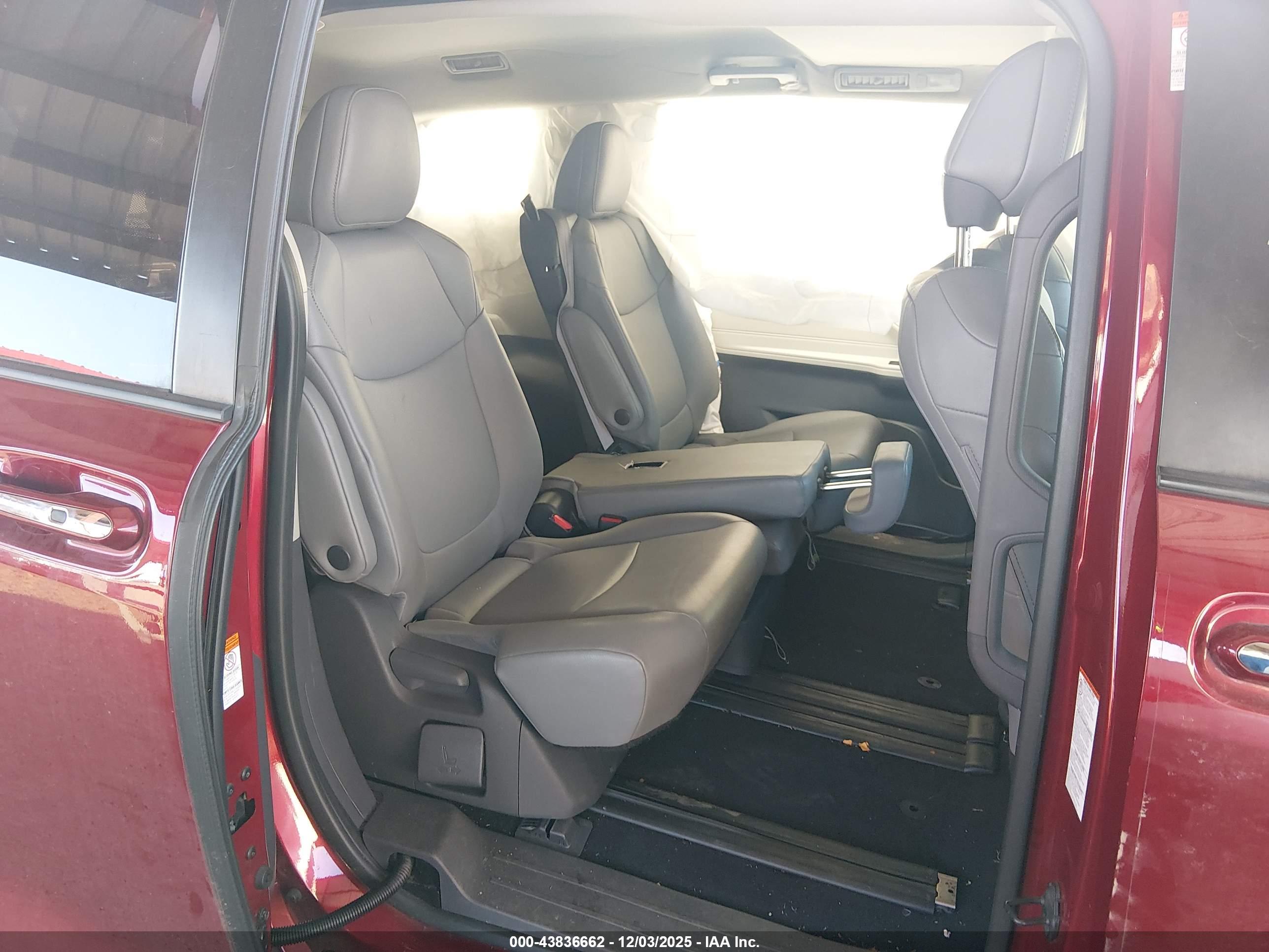 TOYOTA SIENNA image 8