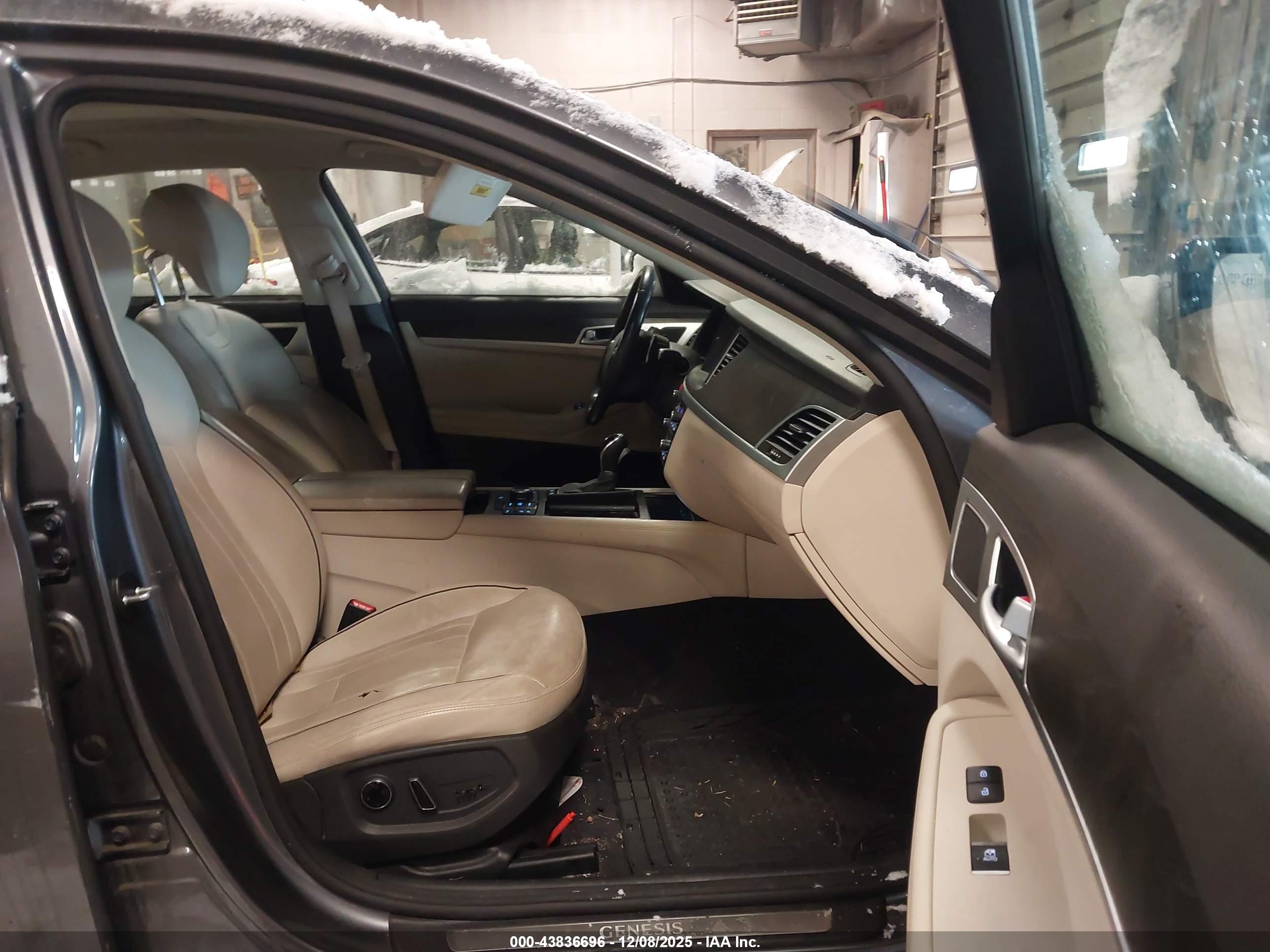 HYUNDAI GENESIS image 5