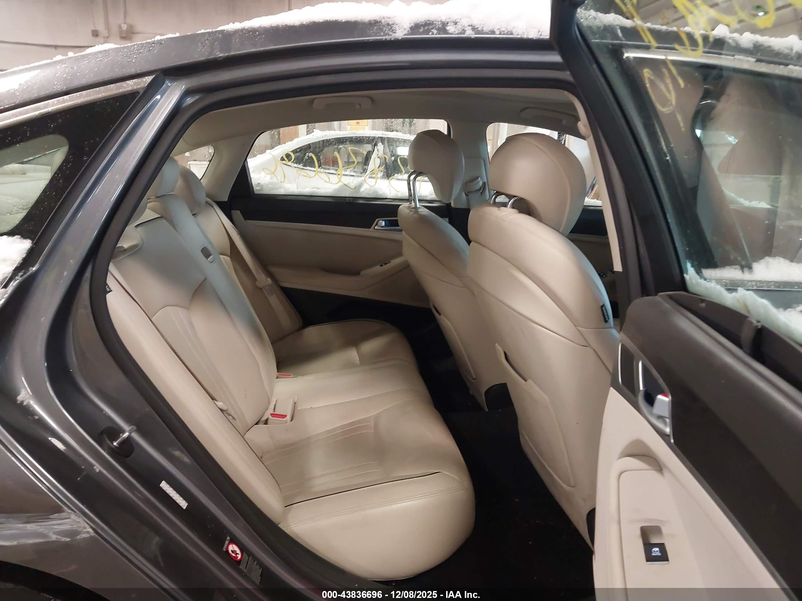 HYUNDAI GENESIS image 8