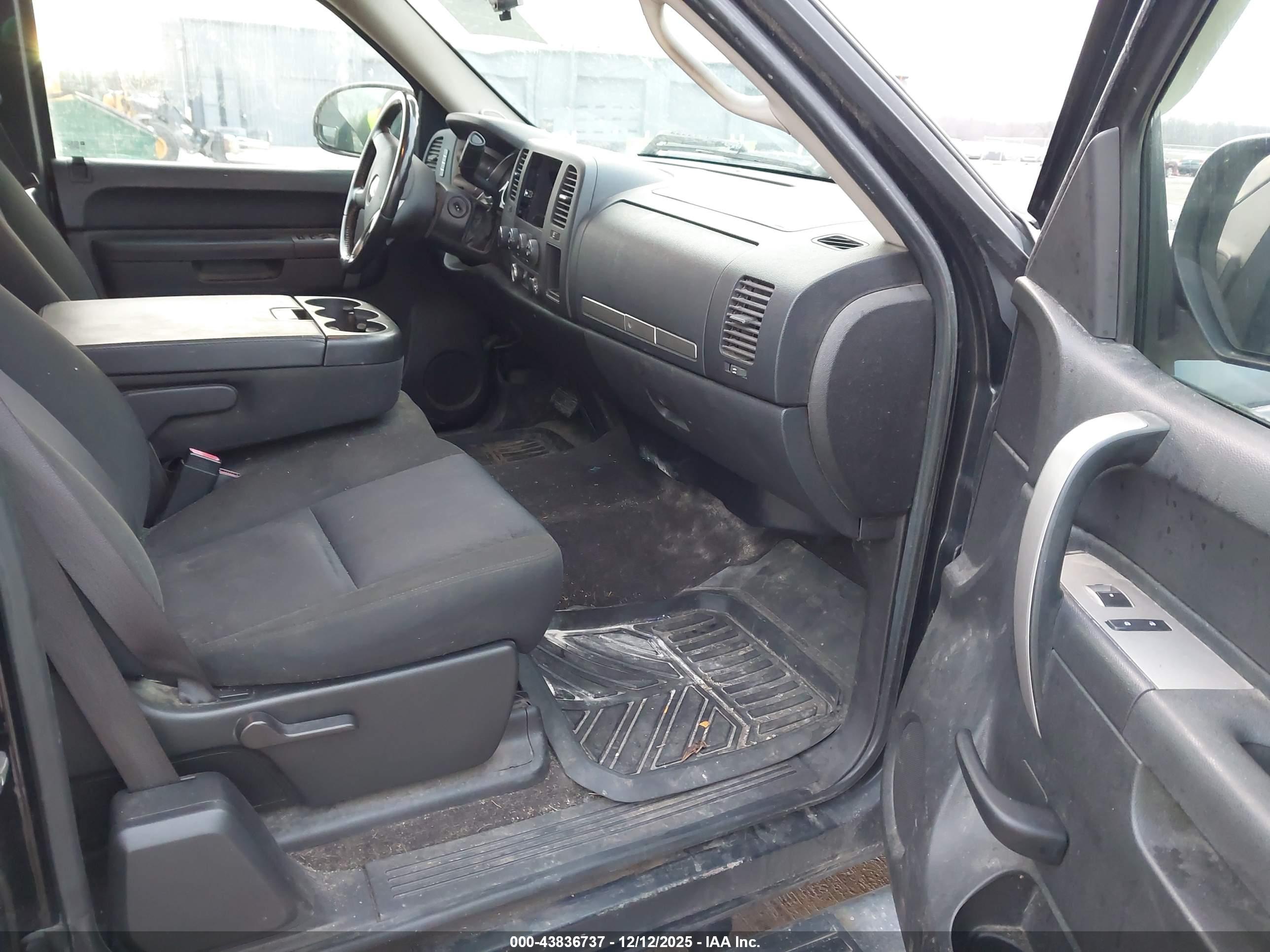 CHEVROLET SILVERADO image 5
