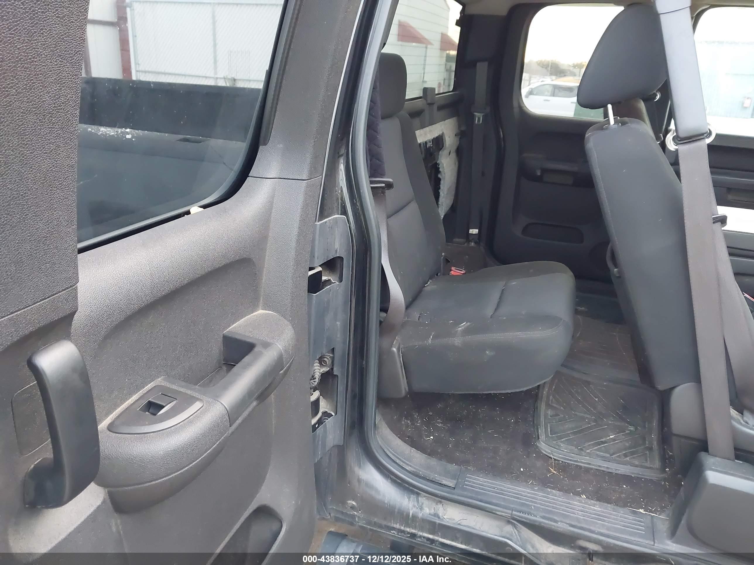 CHEVROLET SILVERADO image 8