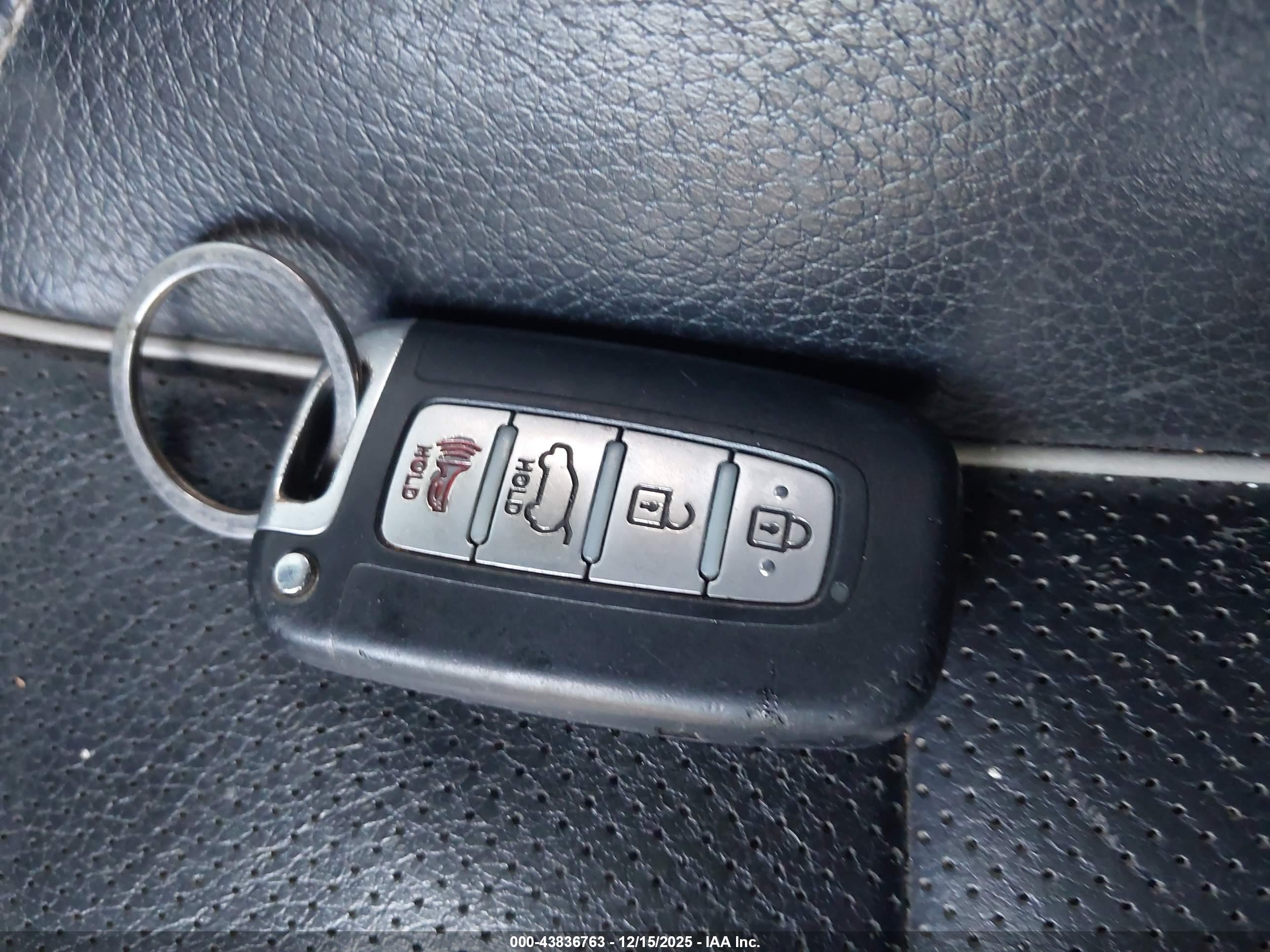 HYUNDAI VELOSTER image 11