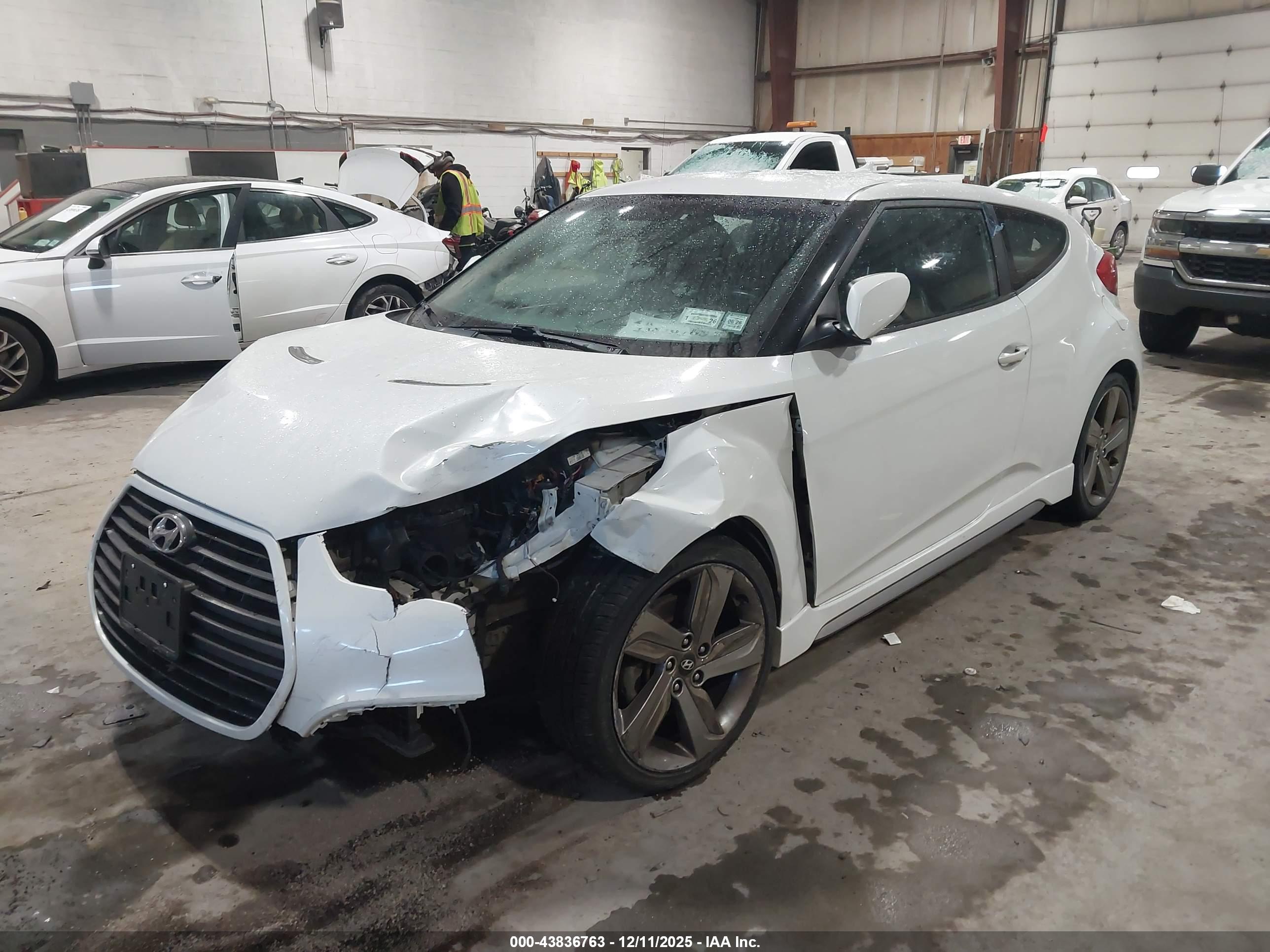 HYUNDAI VELOSTER image 2