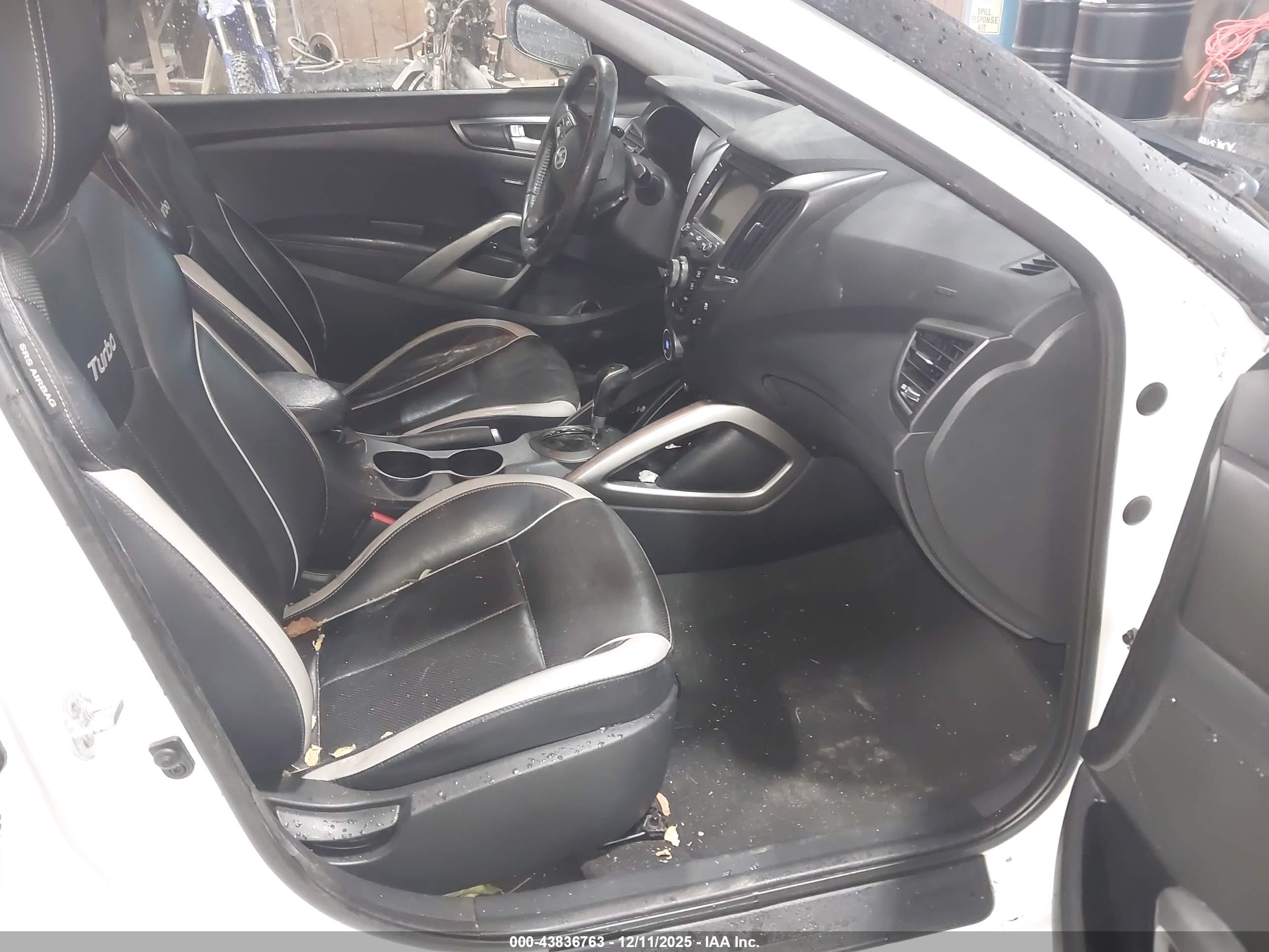 HYUNDAI VELOSTER image 5