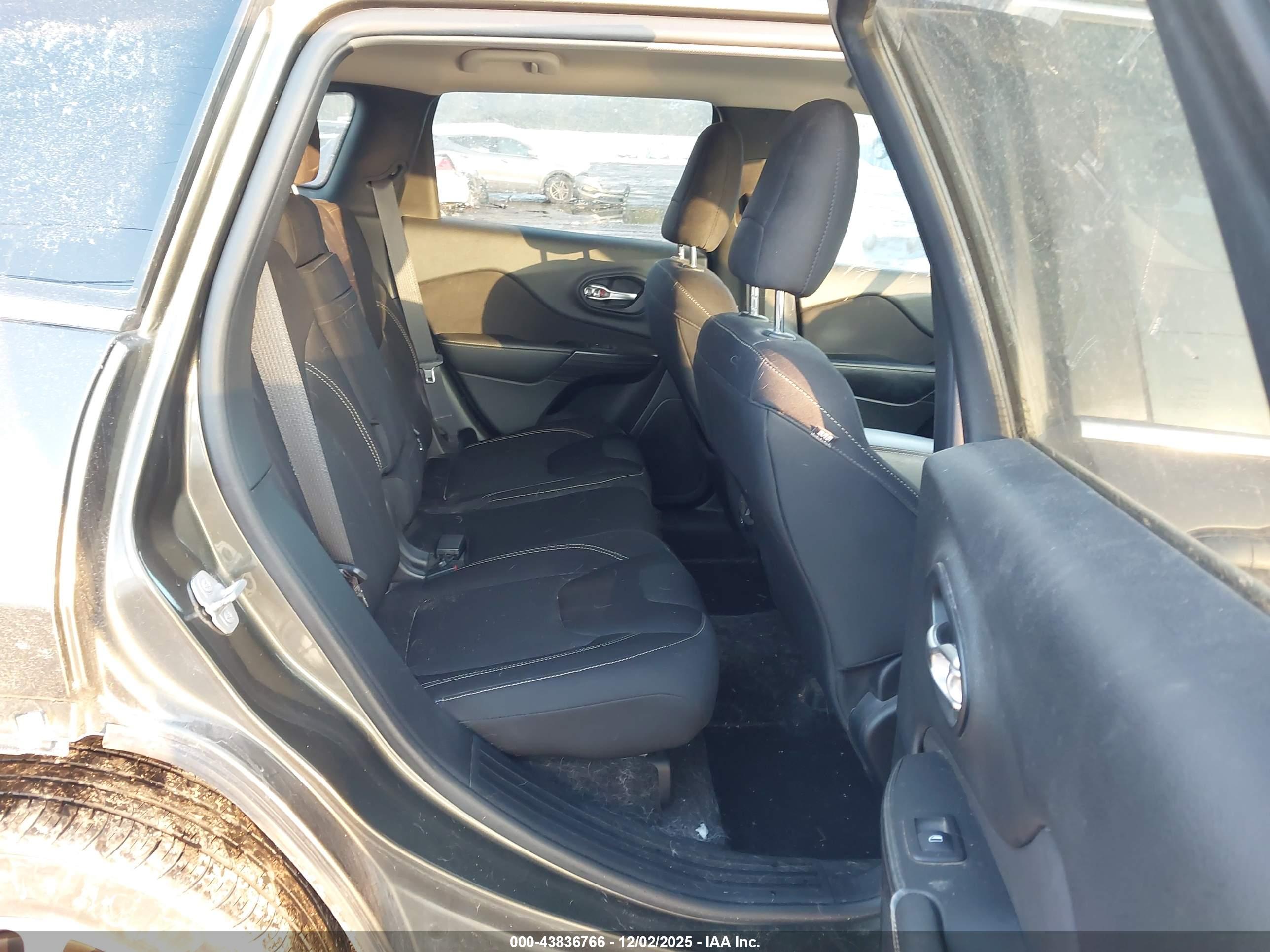JEEP CHEROKEE image 8