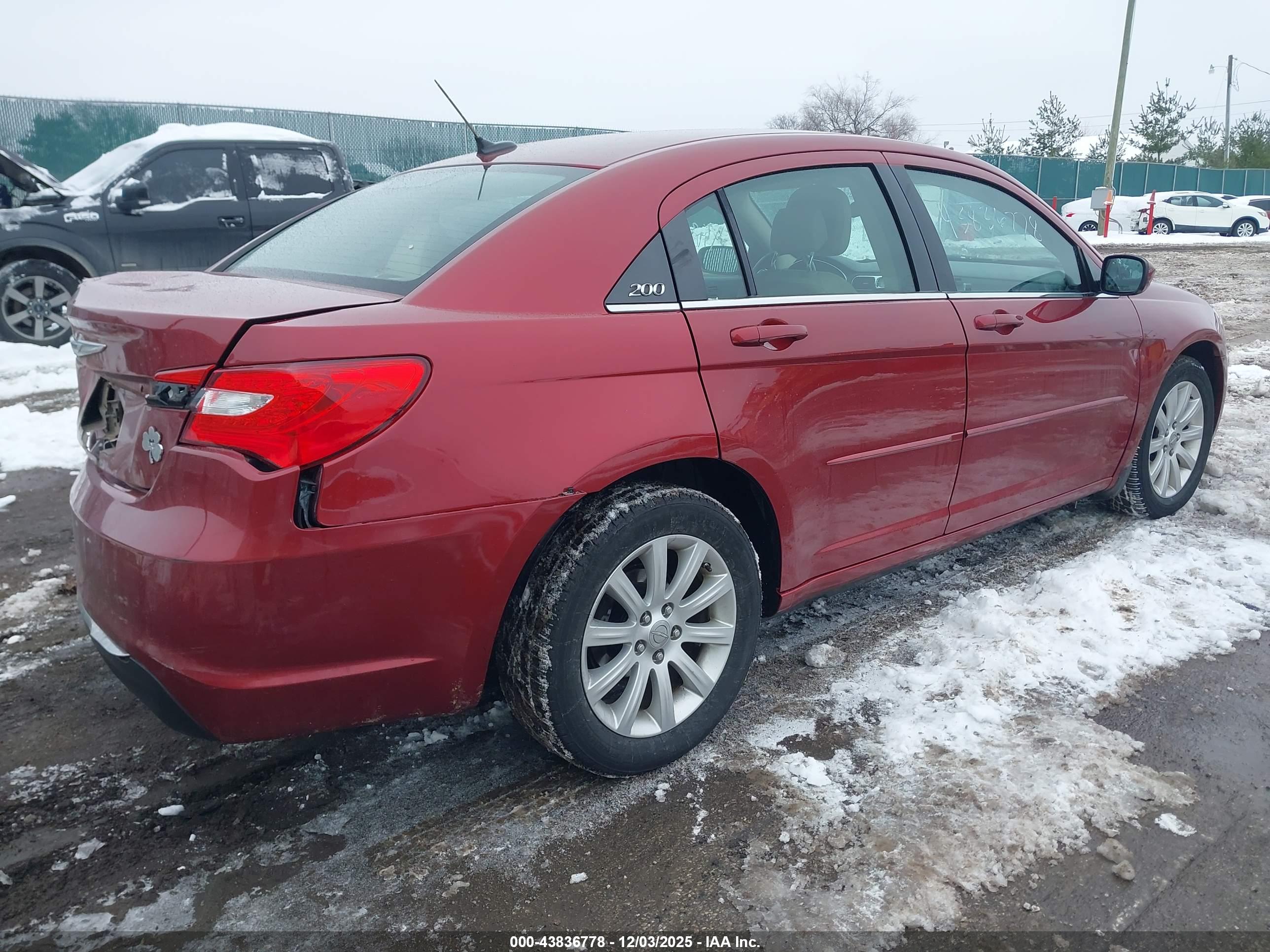 CHRYSLER 200 image 4