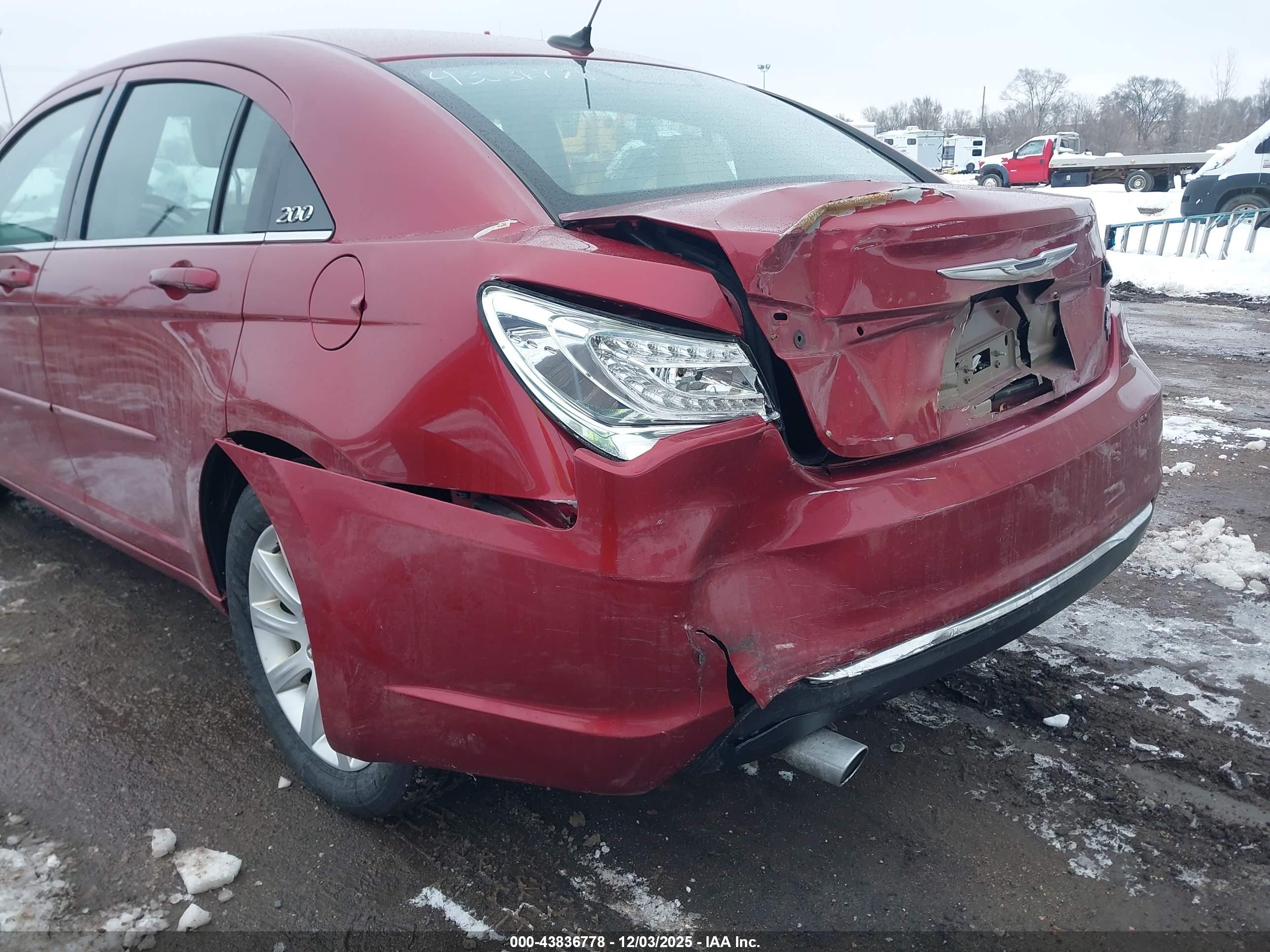 CHRYSLER 200 image 6