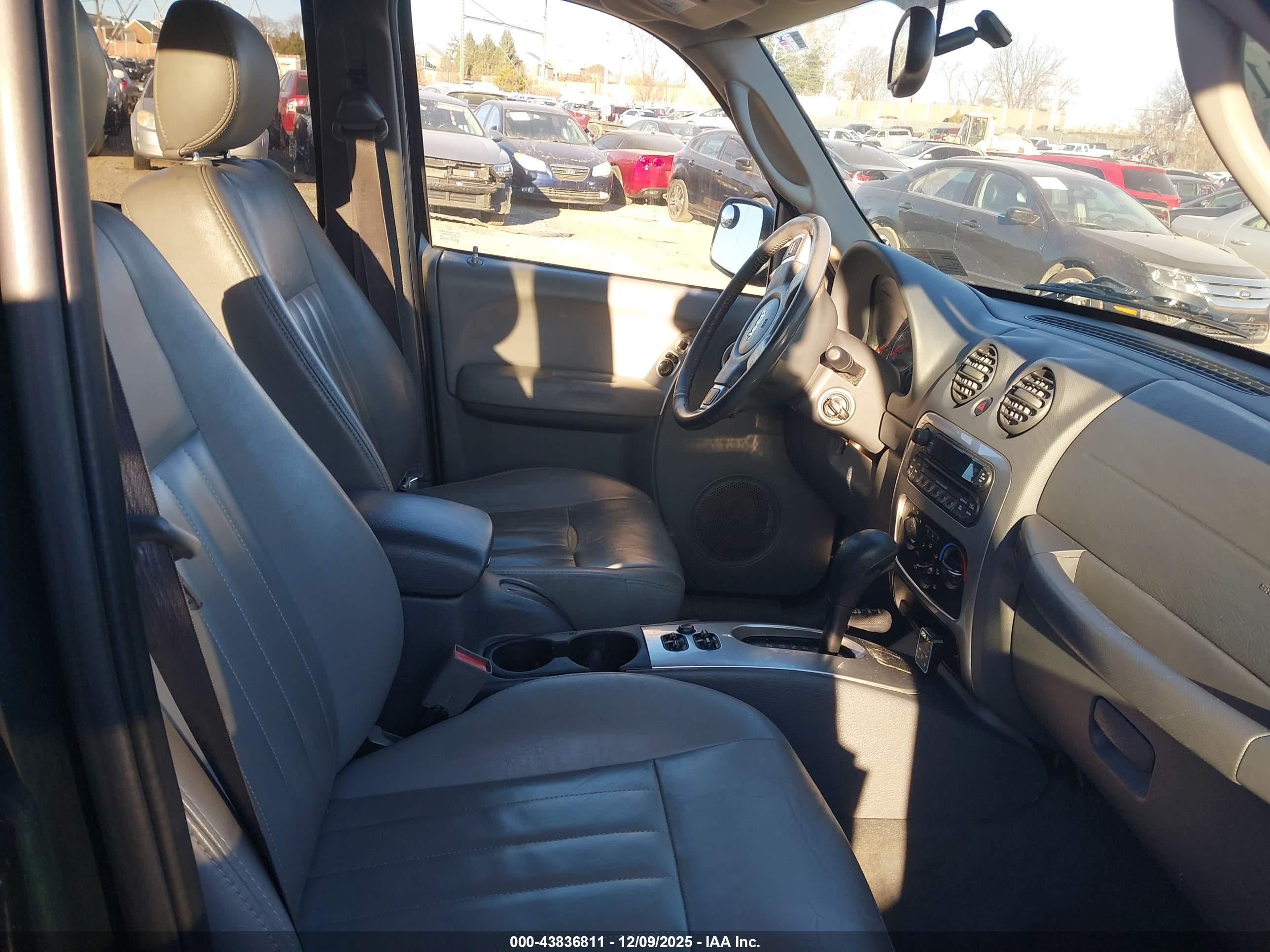 JEEP LIBERTY image 5
