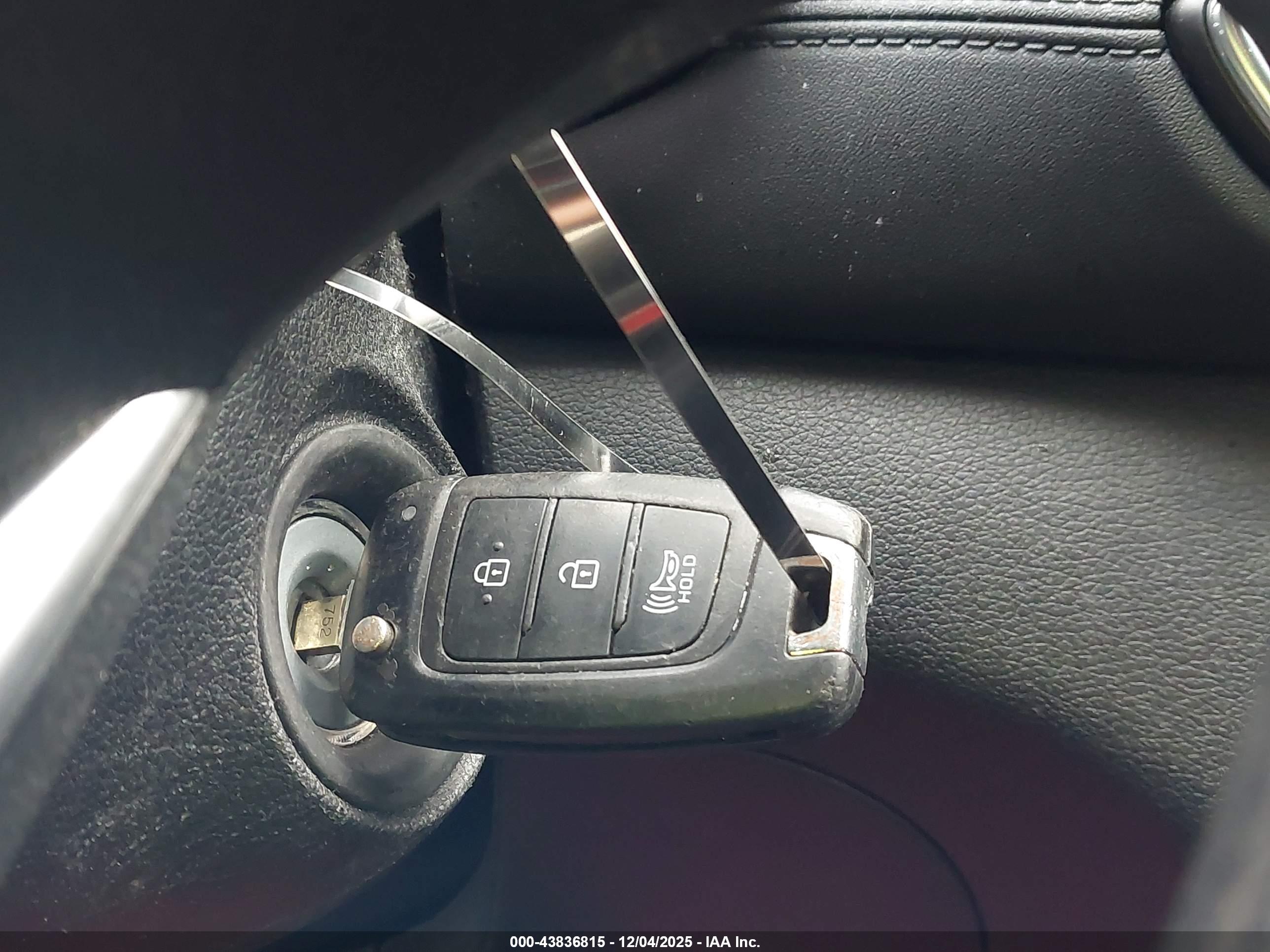 HYUNDAI SANTA image 11