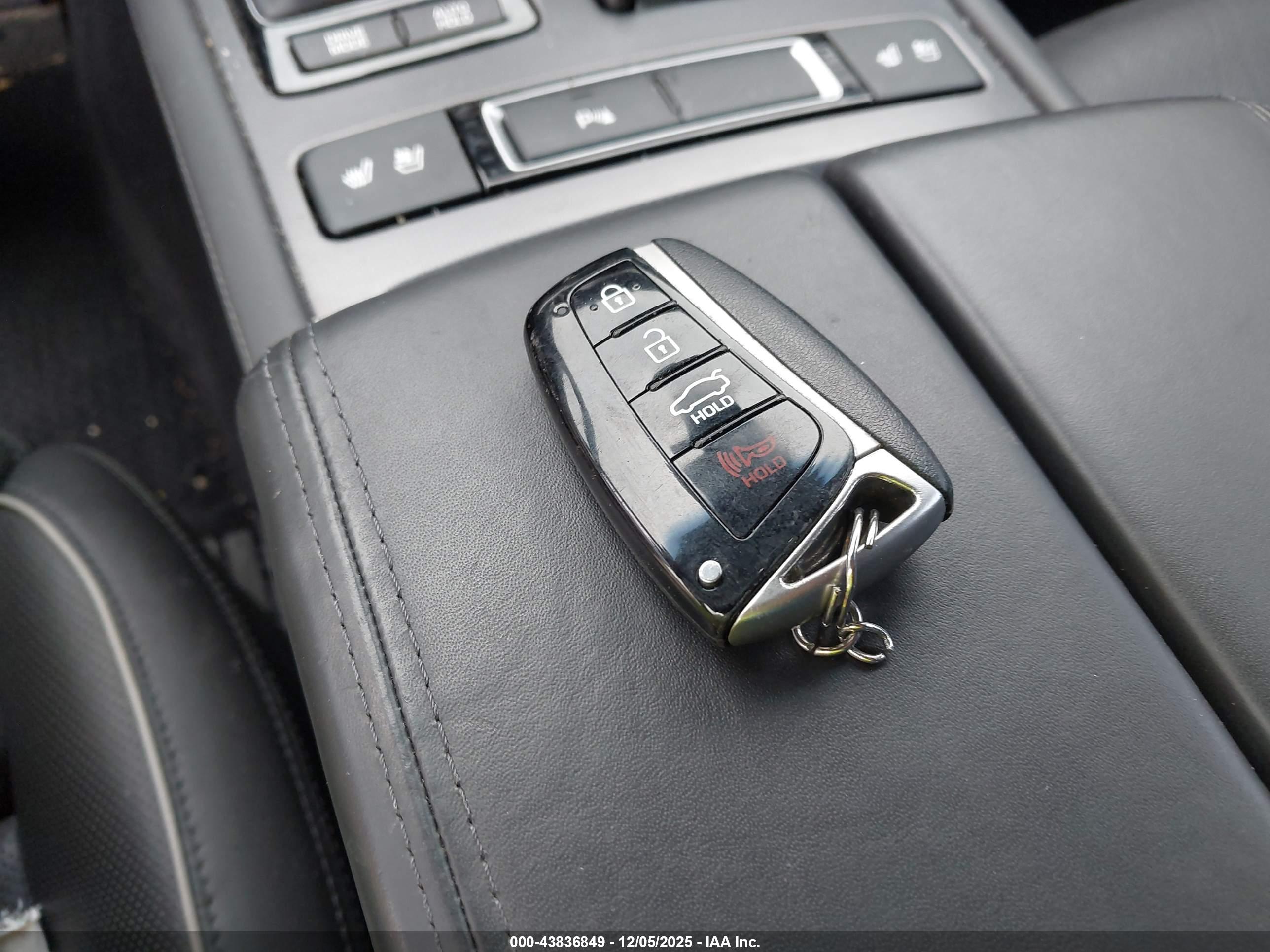 HYUNDAI GENESIS image 11