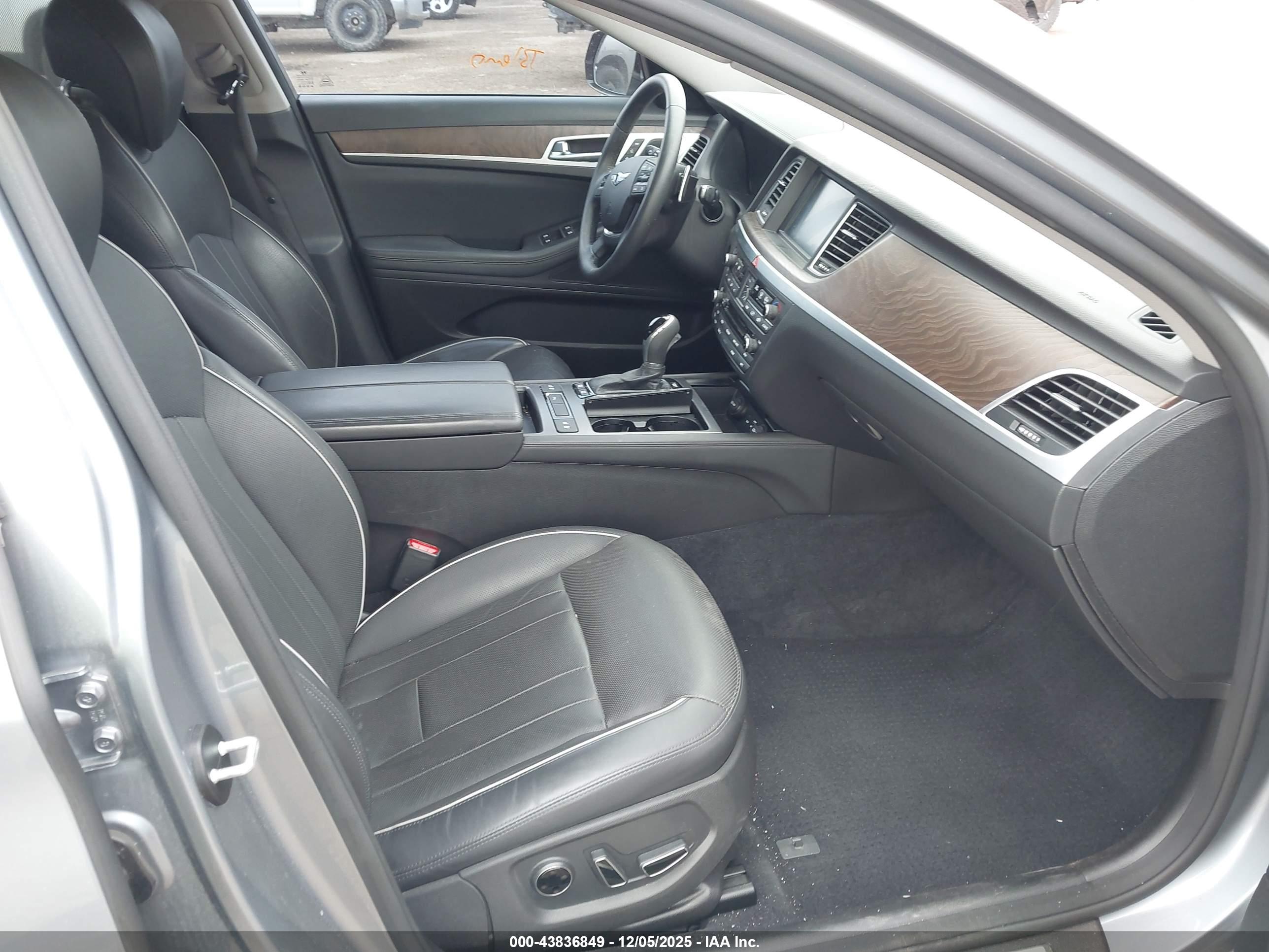 HYUNDAI GENESIS image 5
