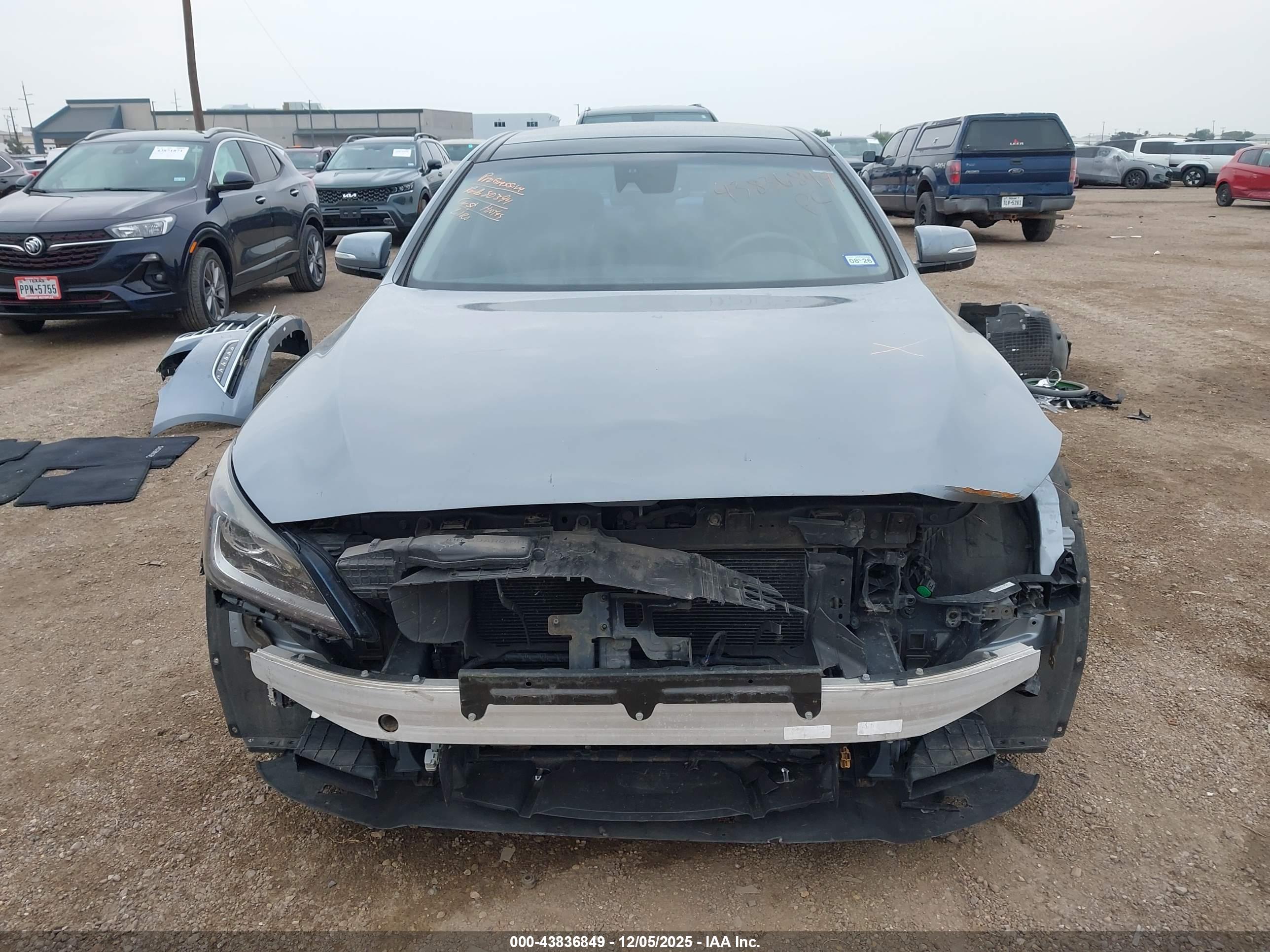 HYUNDAI GENESIS image 6