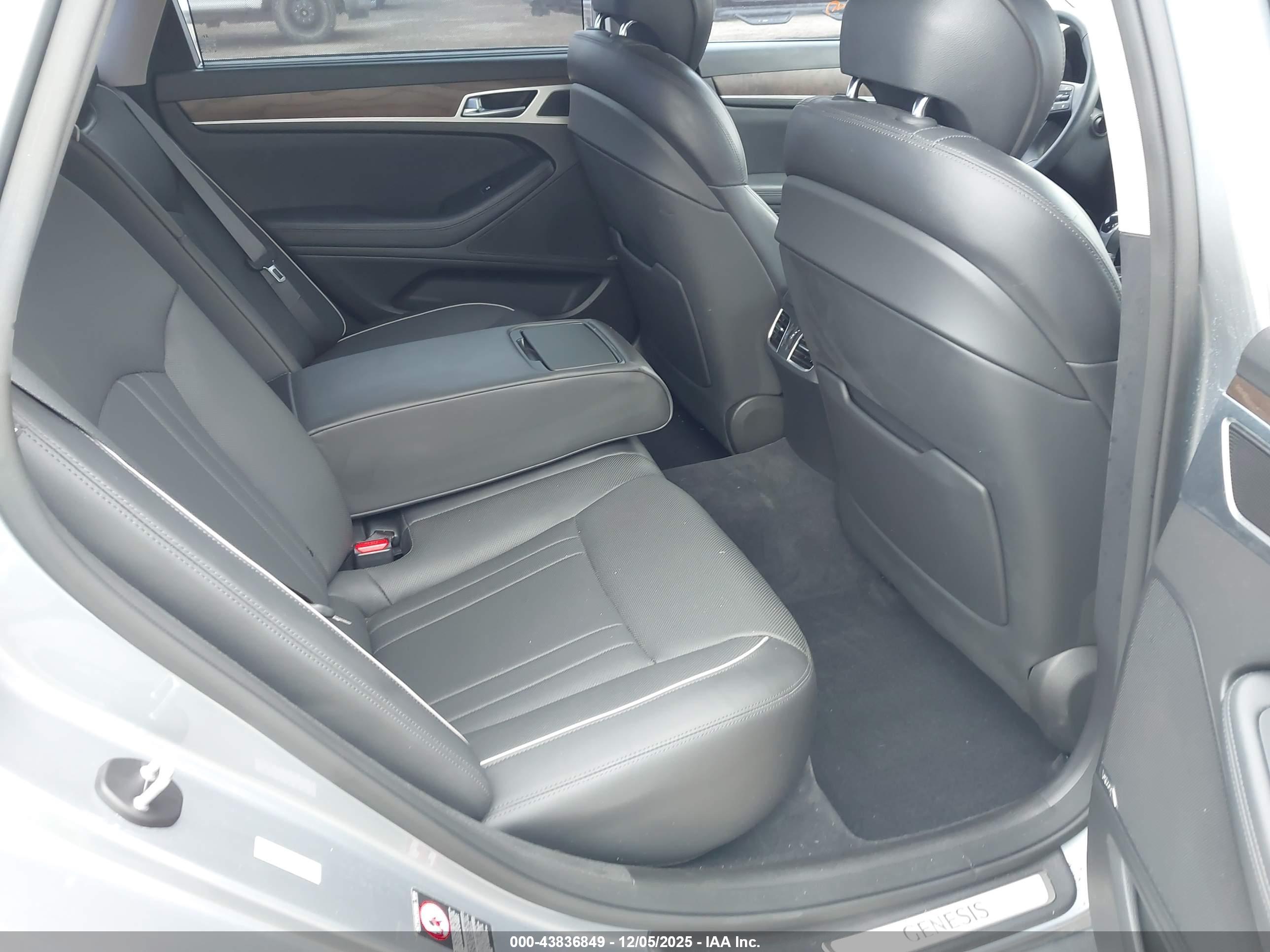 HYUNDAI GENESIS image 8