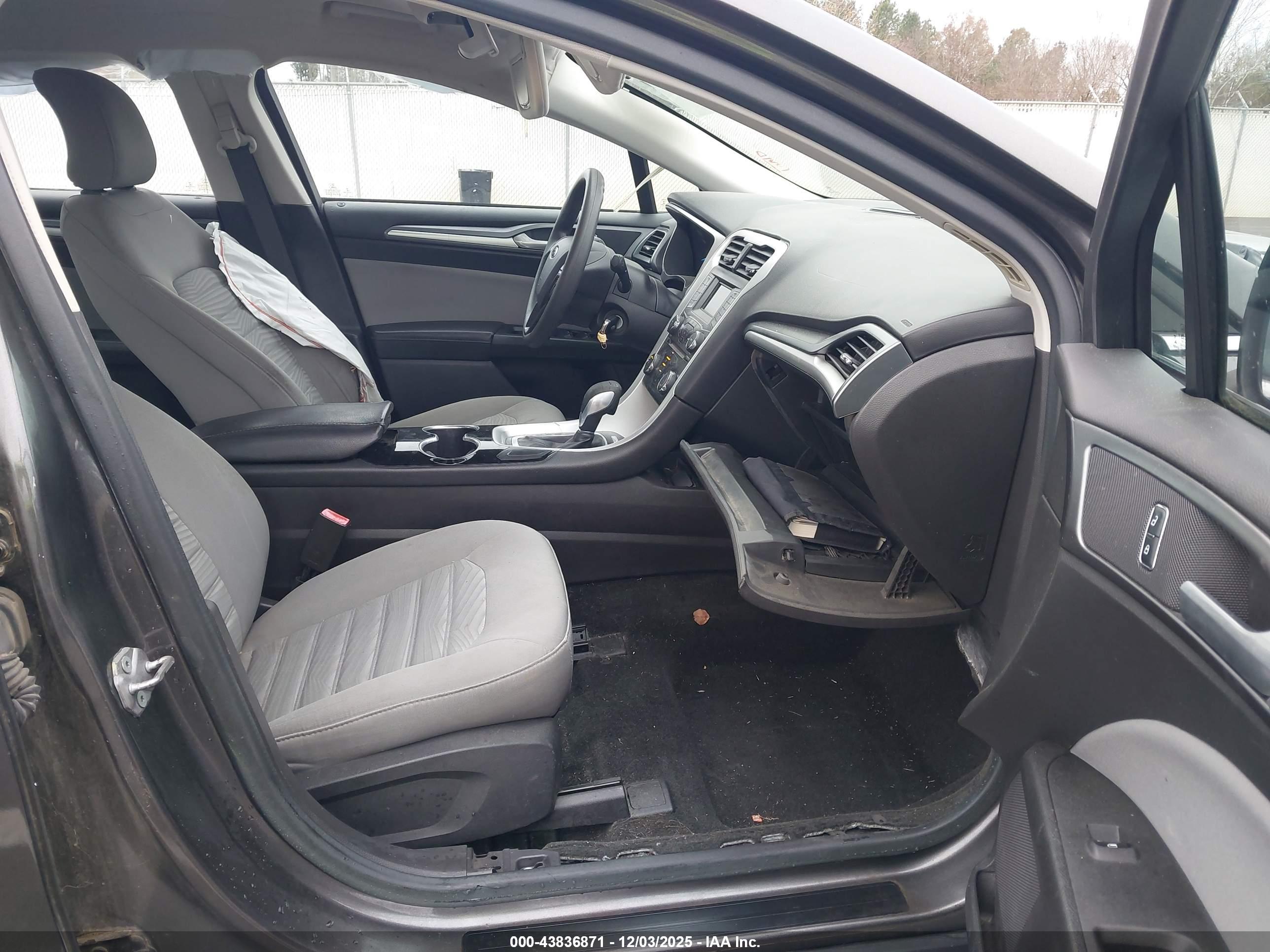 FORD FUSION image 5